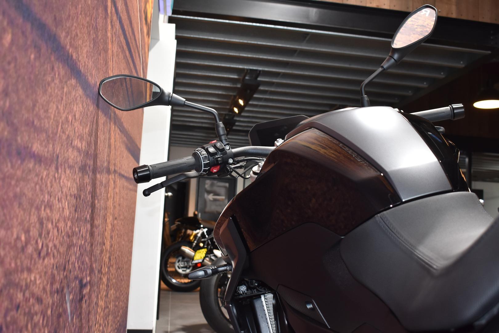 2025 BMW F 900 R TRIPLE BLACK ROAD