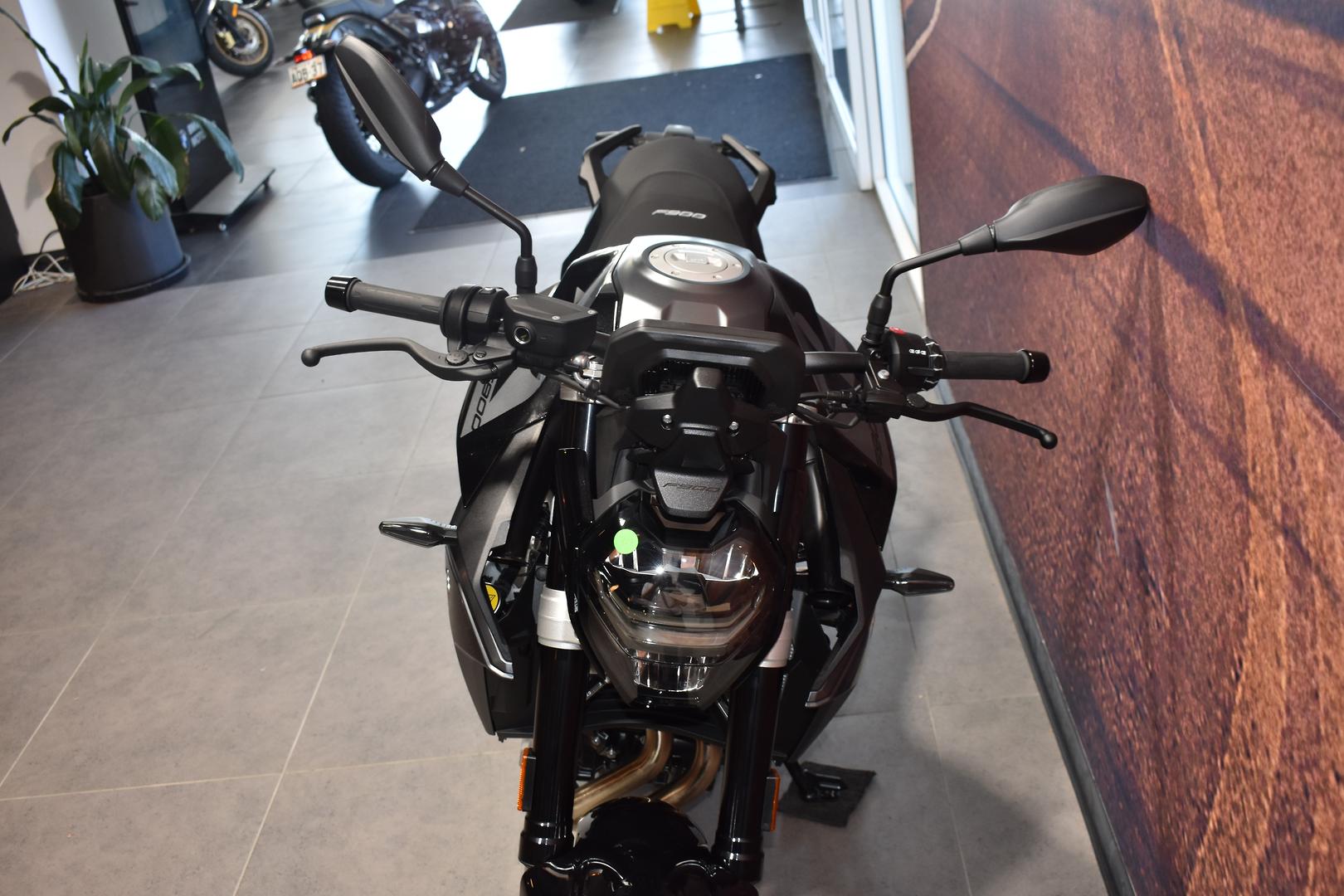 2025 BMW F 900 R TRIPLE BLACK ROAD