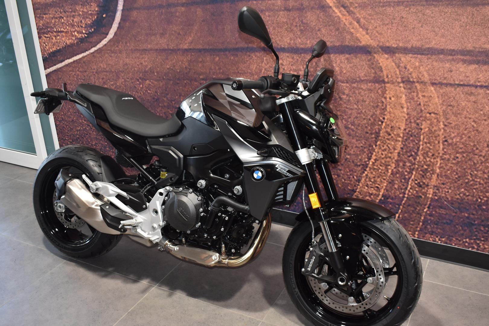 2025 BMW F 900 R TRIPLE BLACK ROAD