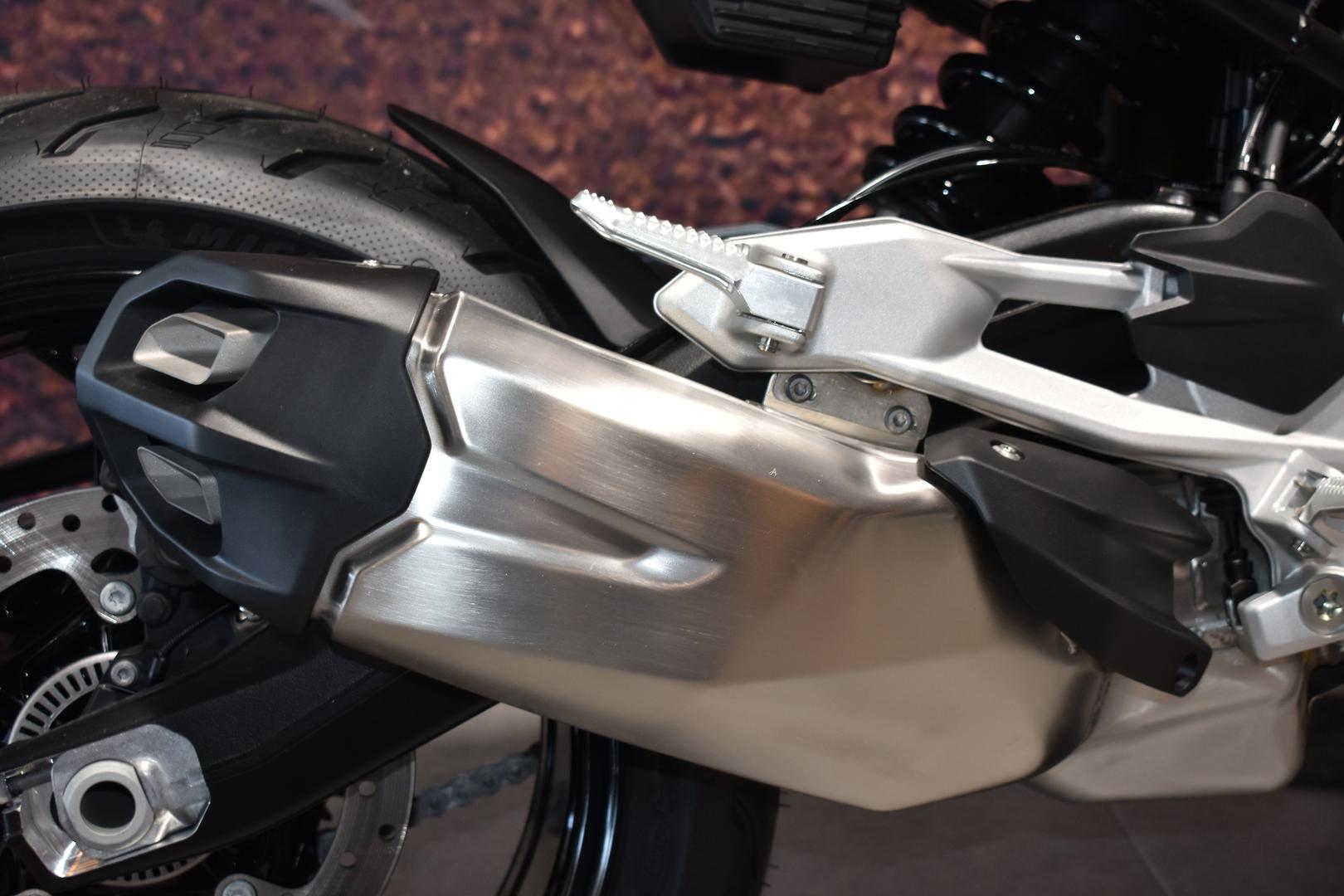 2025 BMW F 900 R TRIPLE BLACK ROAD