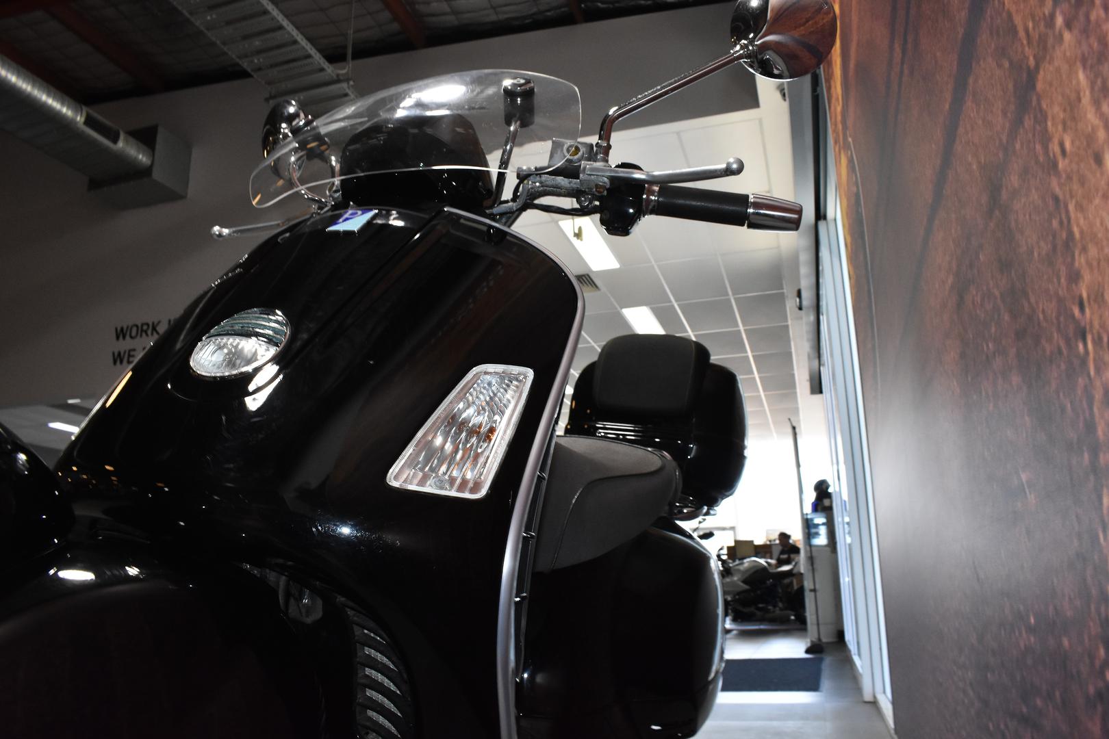2010 VESPA GTV 300 VIA MONTENAPOLEONE SCOOTER
