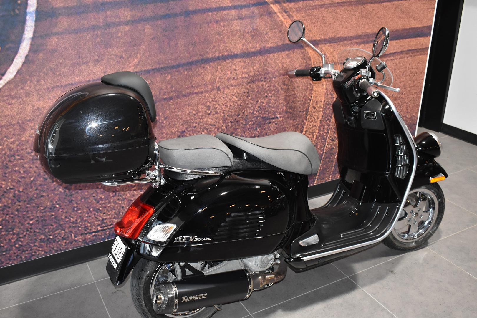 2010 VESPA GTV 300 VIA MONTENAPOLEONE SCOOTER