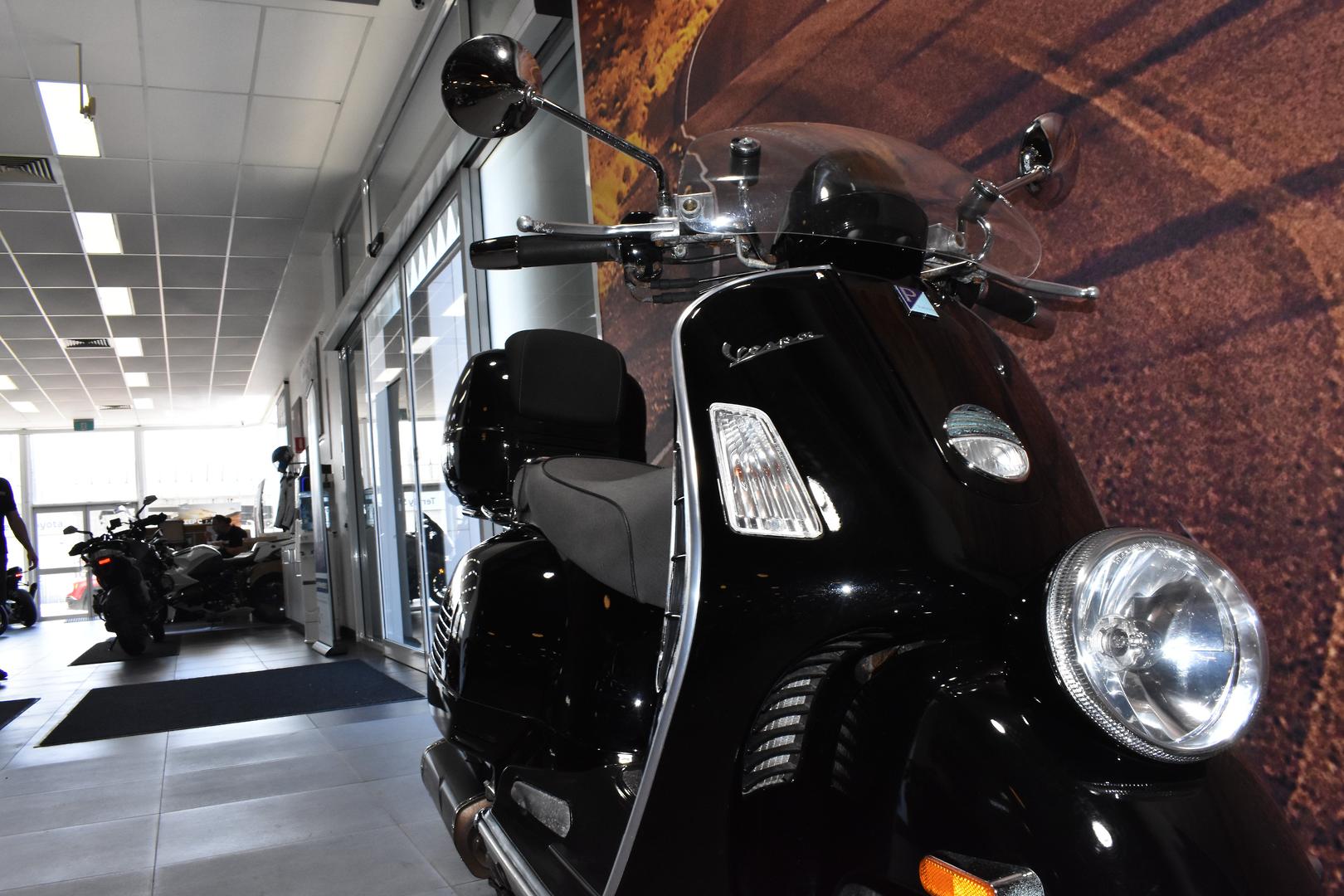 2010 VESPA GTV 300 VIA MONTENAPOLEONE SCOOTER