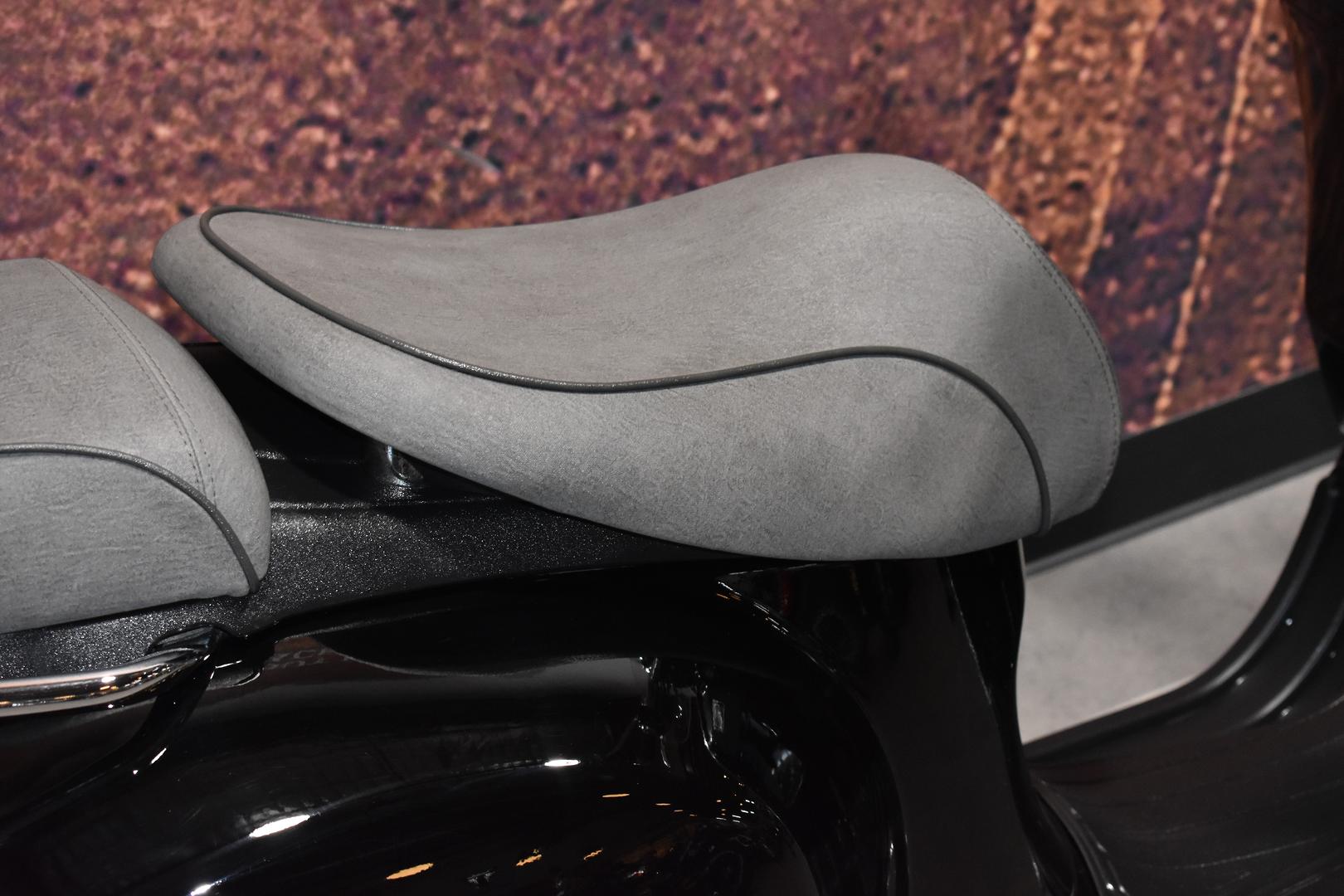 2010 VESPA GTV 300 VIA MONTENAPOLEONE SCOOTER