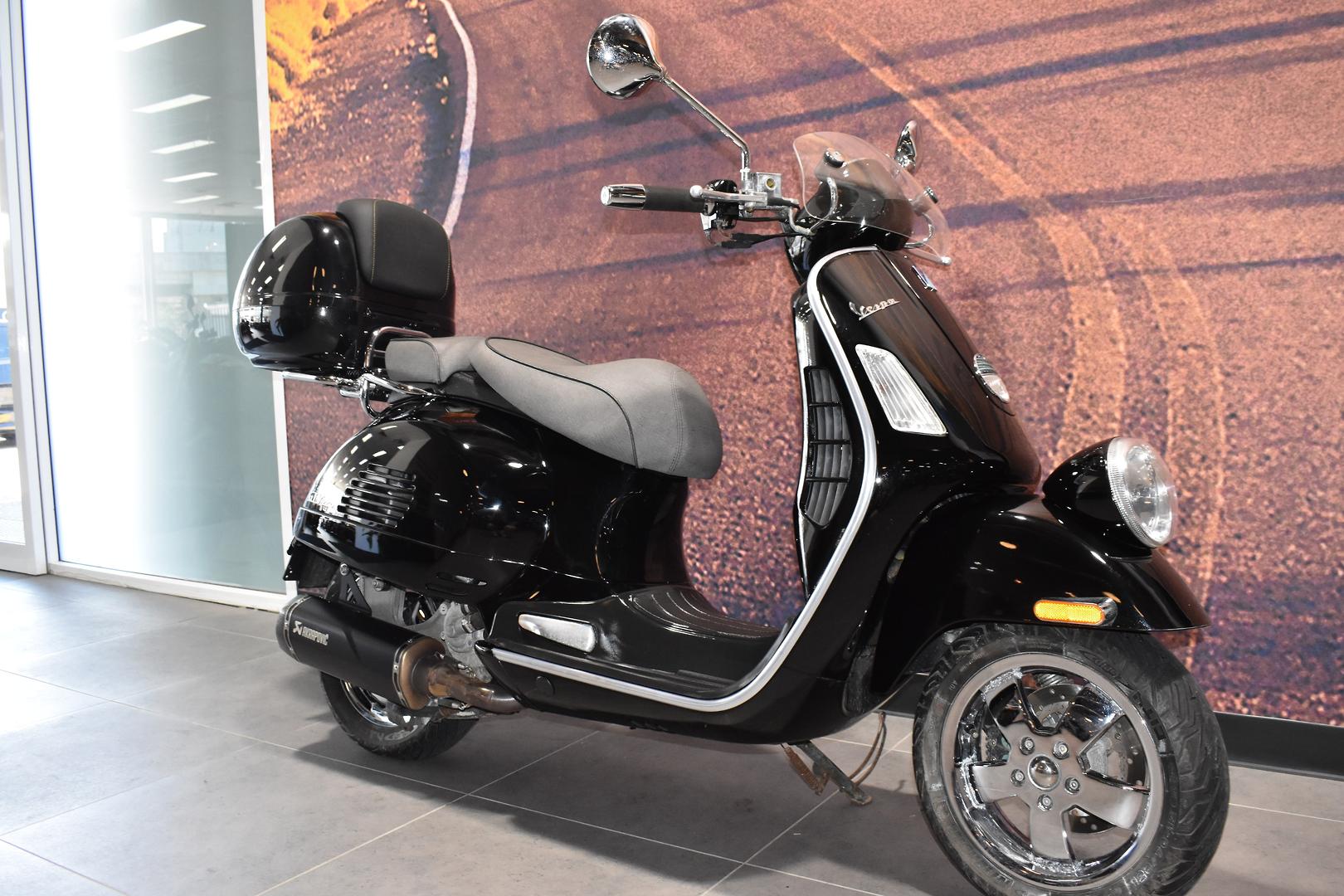 2010 VESPA GTV 300 VIA MONTENAPOLEONE SCOOTER