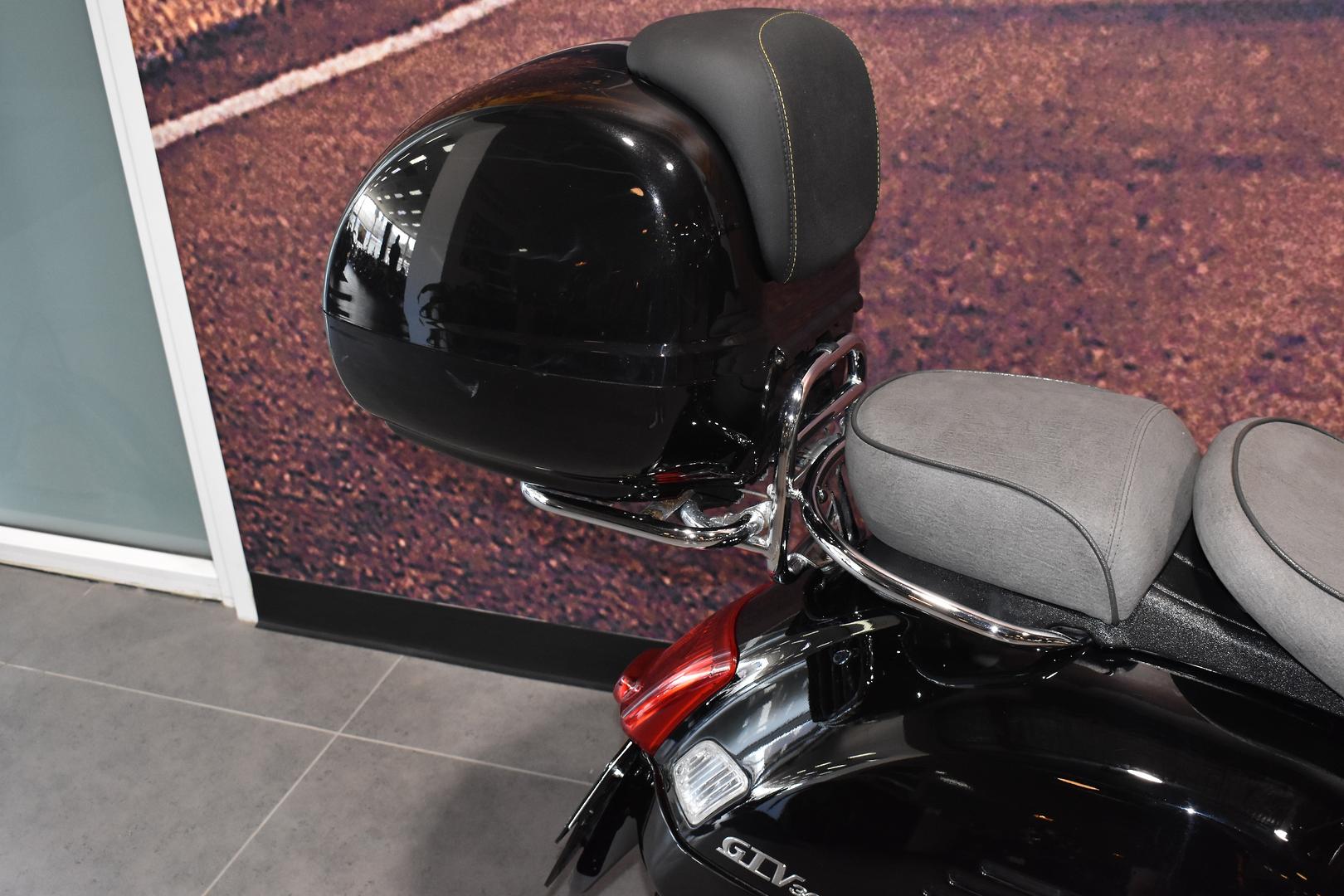 2010 VESPA GTV 300 VIA MONTENAPOLEONE SCOOTER