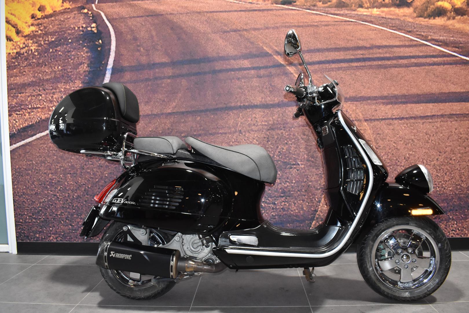 2010 VESPA GTV 300 VIA MONTENAPOLEONE SCOOTER