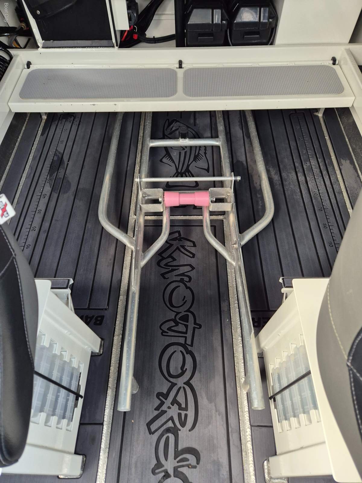 2019 BAR CRUSHER 575 C CUDDY CABIN