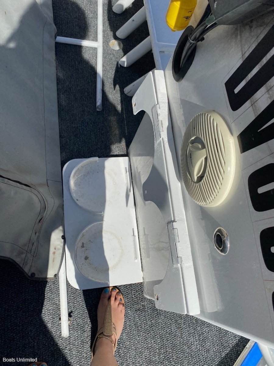 2008 DOLPHIN 580 XL NOR-WESTER CENTRE CONSOLE