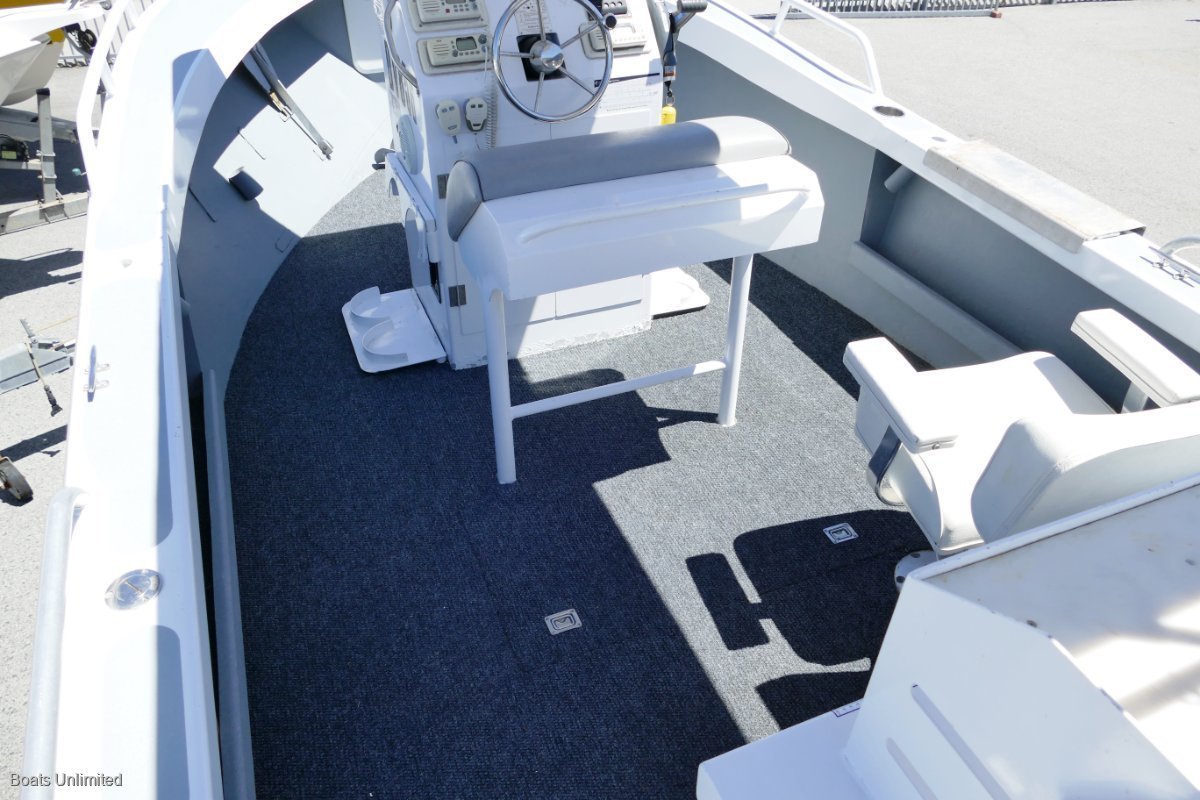 2008 DOLPHIN 580 XL NOR-WESTER CENTRE CONSOLE