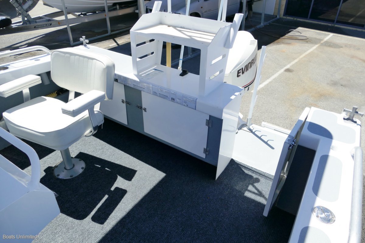 2008 DOLPHIN 580 XL NOR-WESTER CENTRE CONSOLE