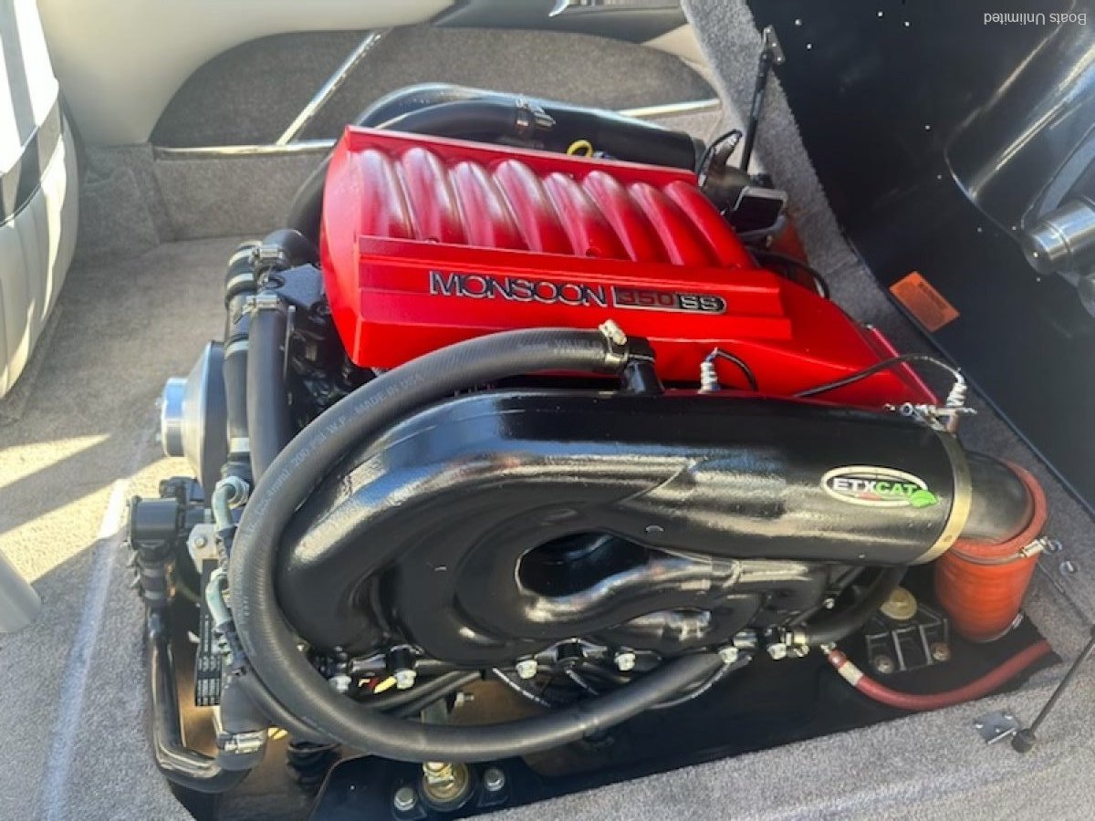 2016 MALIBU RESPONSE TXI SKI BOAT