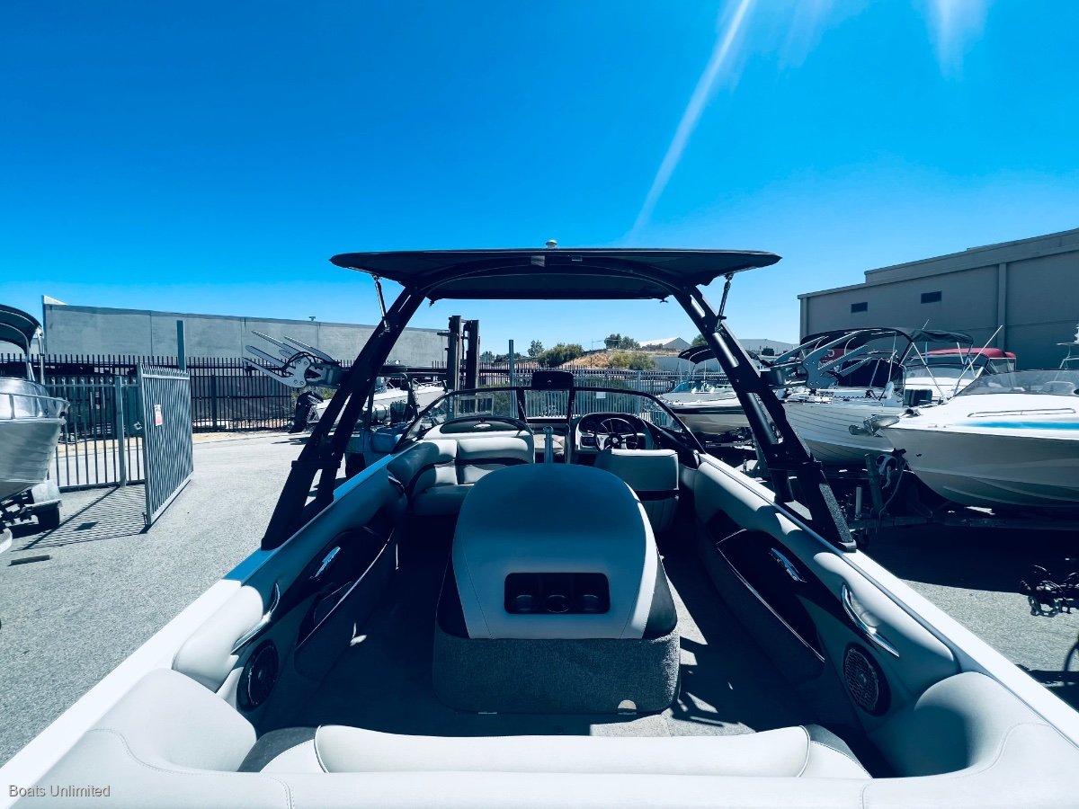 2016 MALIBU RESPONSE TXI SKI BOAT