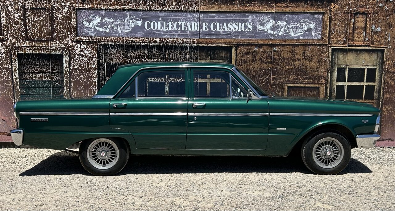 F File:1965 Ford Fairlane 4 Door.jpg - Wikimedia Commons