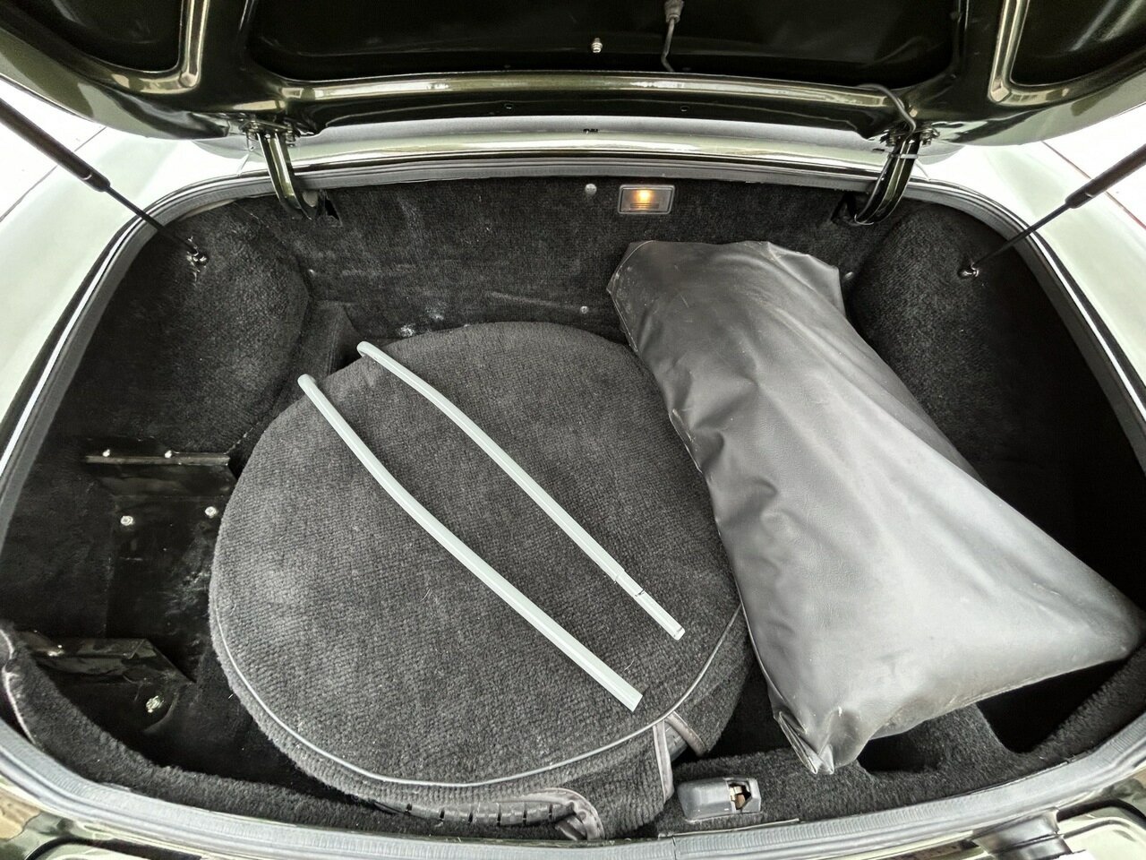 1995 M.G. RV8 5 SP MANUAL 2D CONVERTIBLE