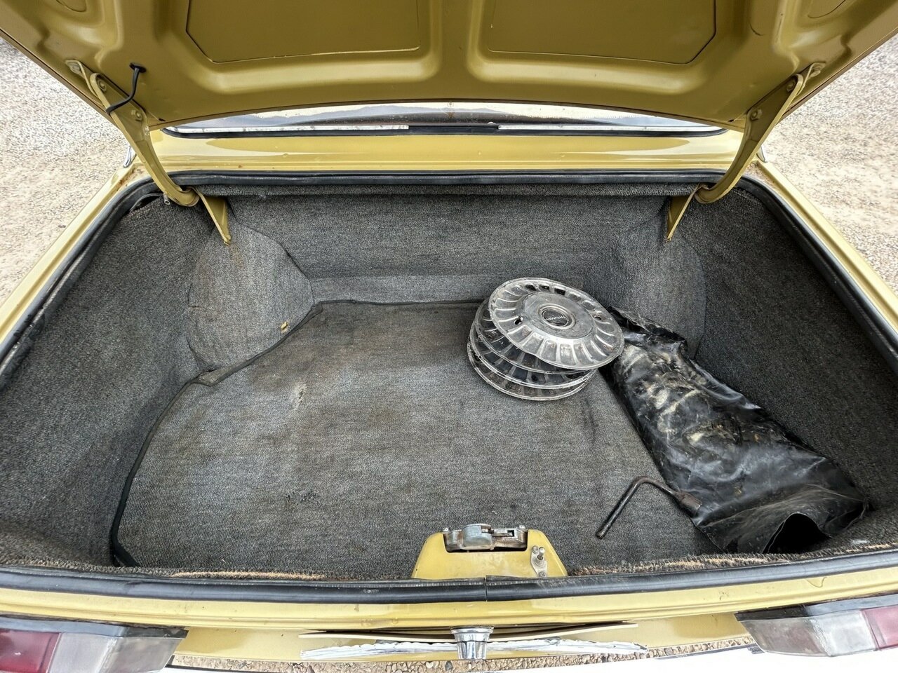 1976 TRIUMPH 2500 TC 4 SP MANUAL 4D SEDAN