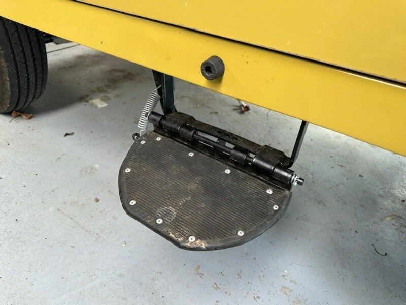 1977 LAND ROVER SERIES III MANUAL 2D TRAY