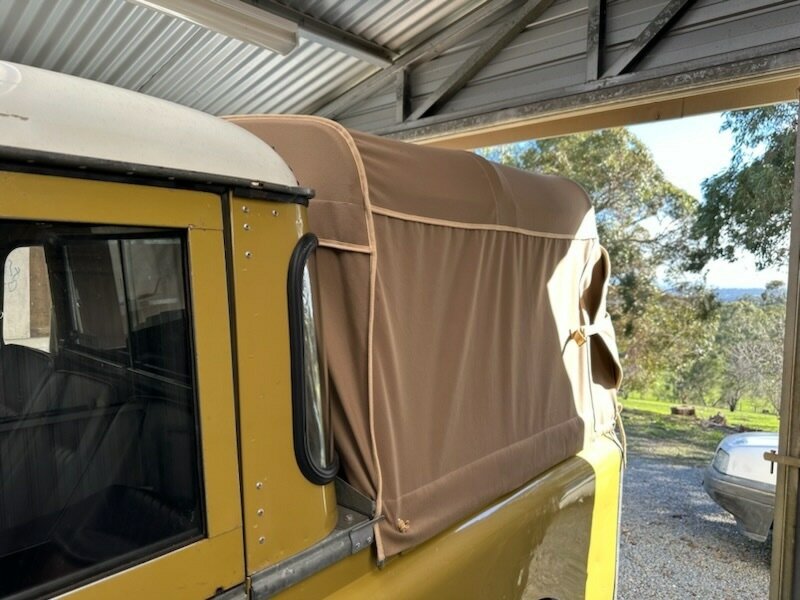 1977 LAND ROVER SERIES III MANUAL 2D TRAY