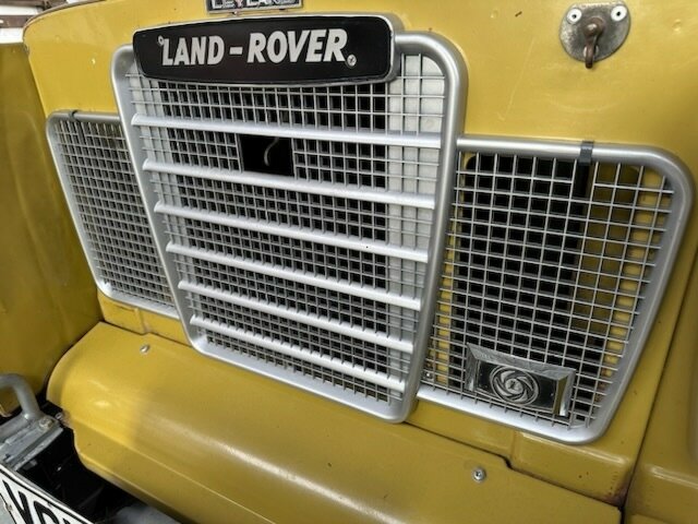 1977 LAND ROVER SERIES III MANUAL 2D TRAY