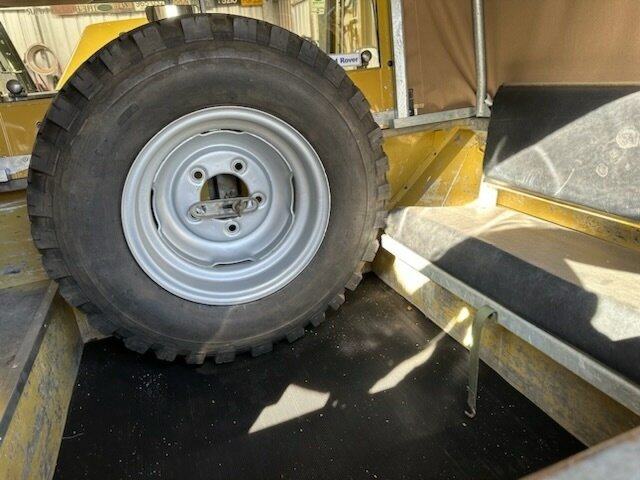 1977 LAND ROVER SERIES III MANUAL 2D TRAY