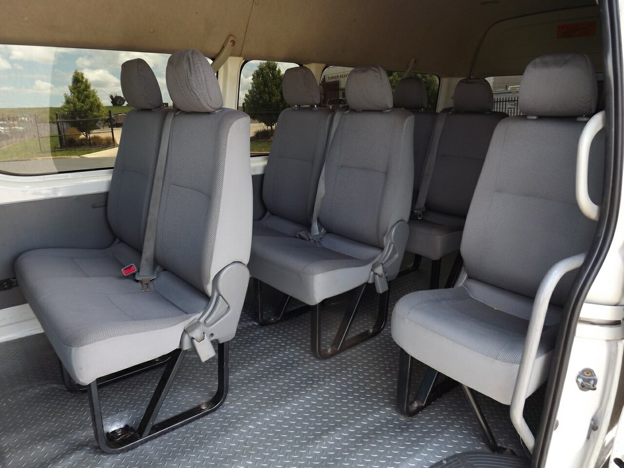 2009 TOYOTA HIACE COMMUTER 6 SP MANUAL 3D BUS