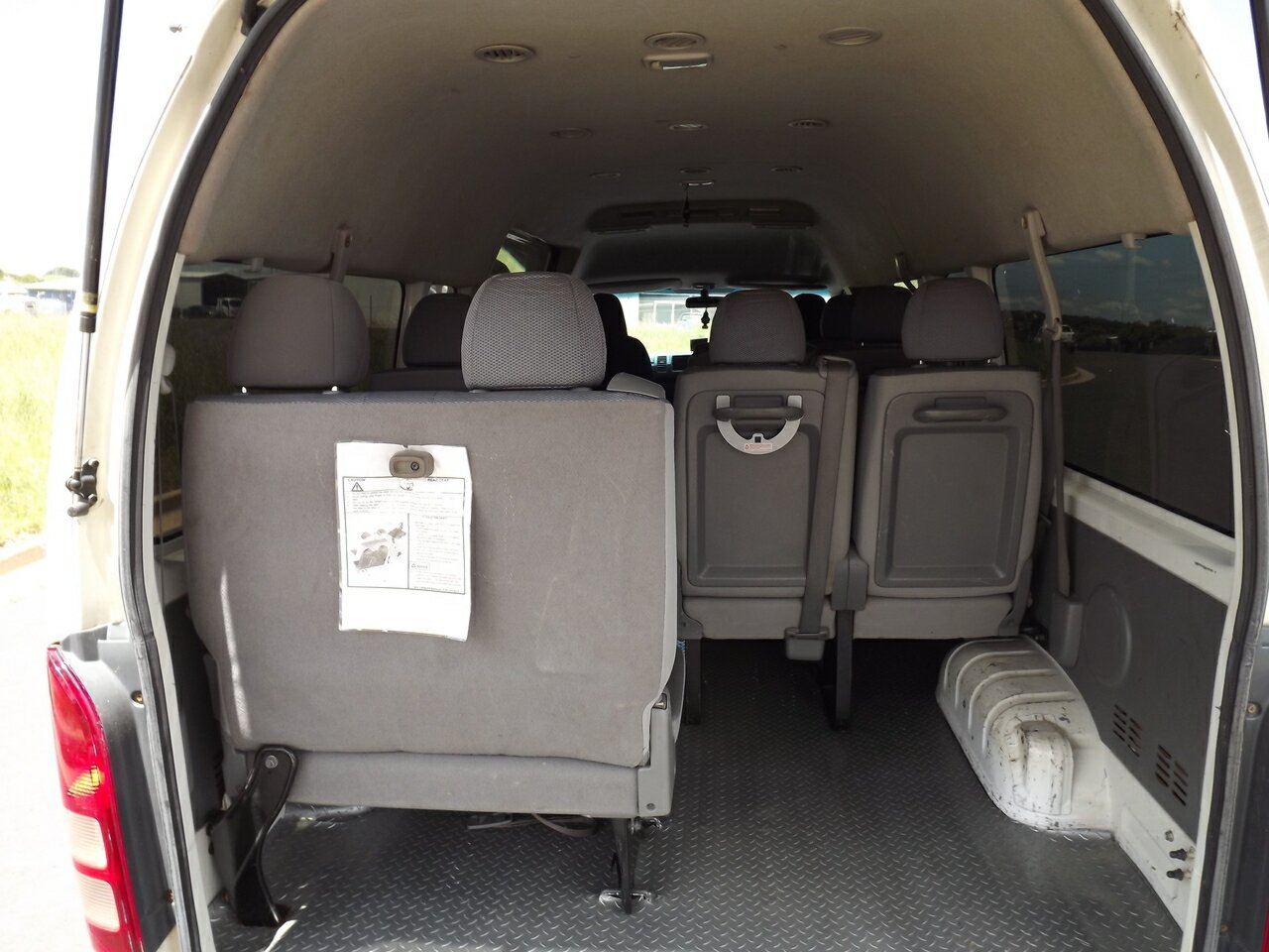 2009 TOYOTA HIACE COMMUTER 6 SP MANUAL 3D BUS