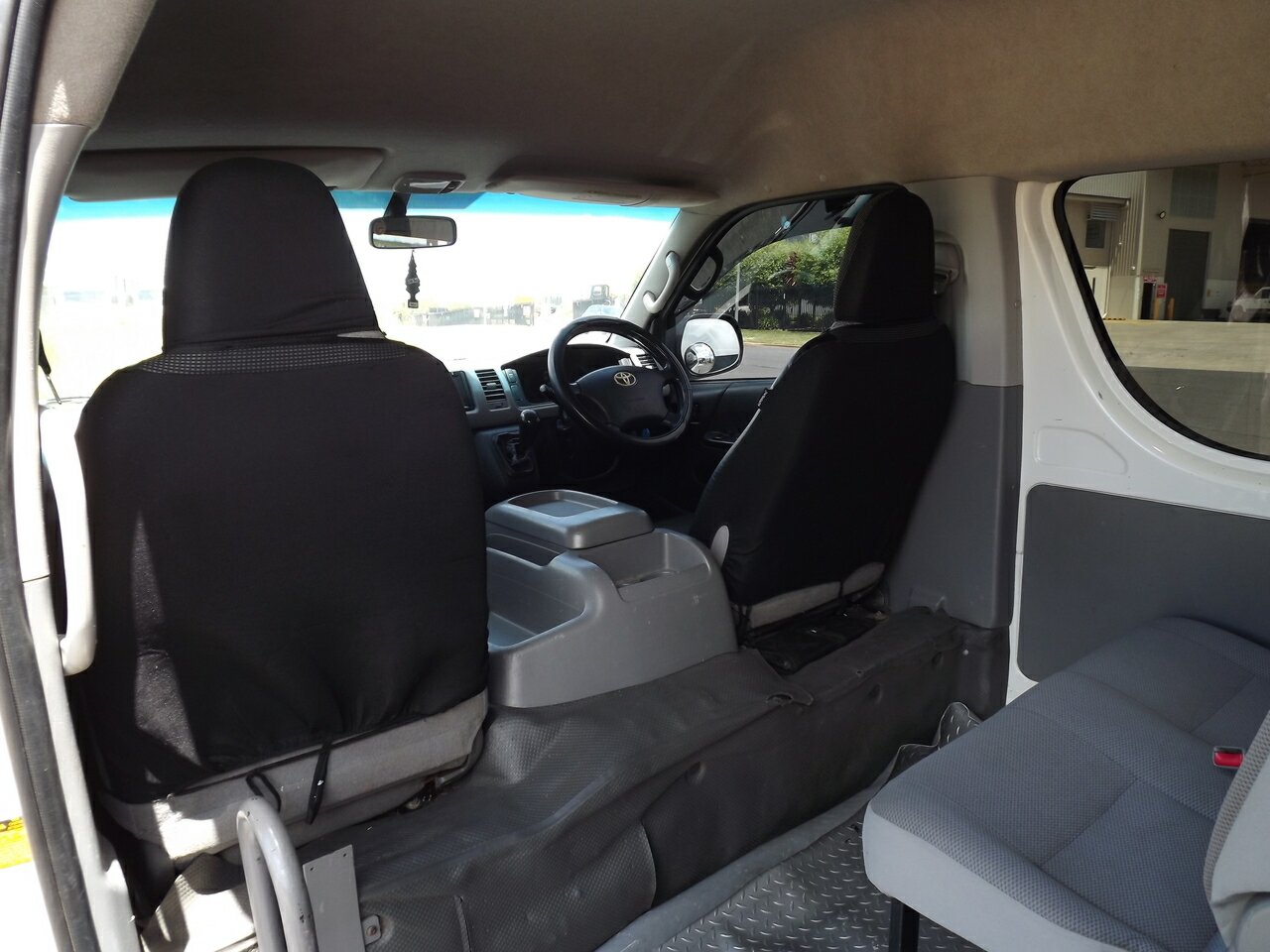 2009 TOYOTA HIACE COMMUTER 6 SP MANUAL 3D BUS