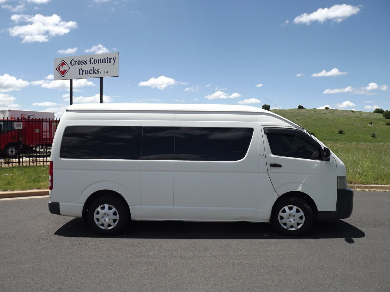 2009 TOYOTA HIACE COMMUTER 6 SP MANUAL 3D BUS