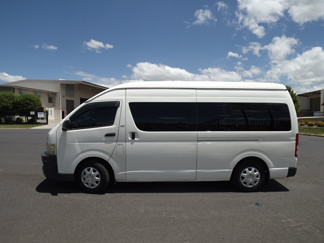 2009 TOYOTA HIACE COMMUTER 6 SP MANUAL 3D BUS