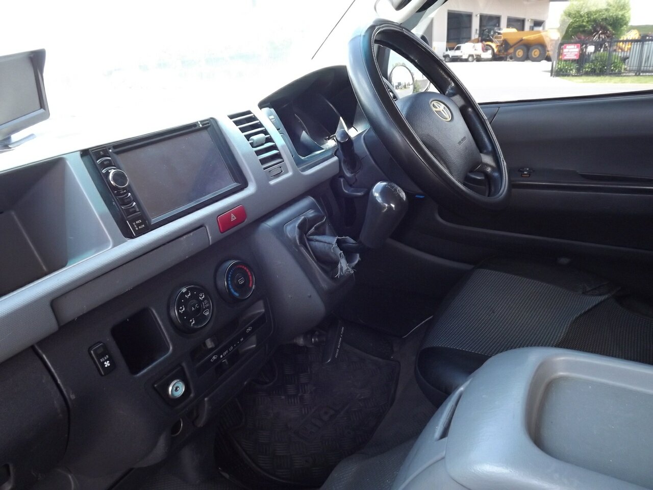 2009 TOYOTA HIACE COMMUTER 6 SP MANUAL 3D BUS