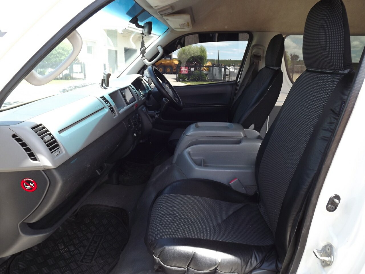 2009 TOYOTA HIACE COMMUTER 6 SP MANUAL 3D BUS