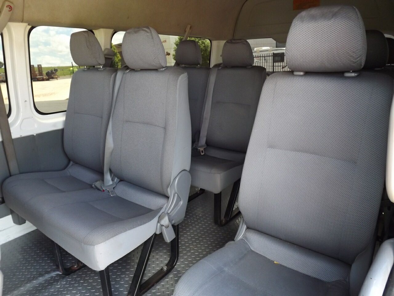 2009 TOYOTA HIACE COMMUTER 6 SP MANUAL 3D BUS