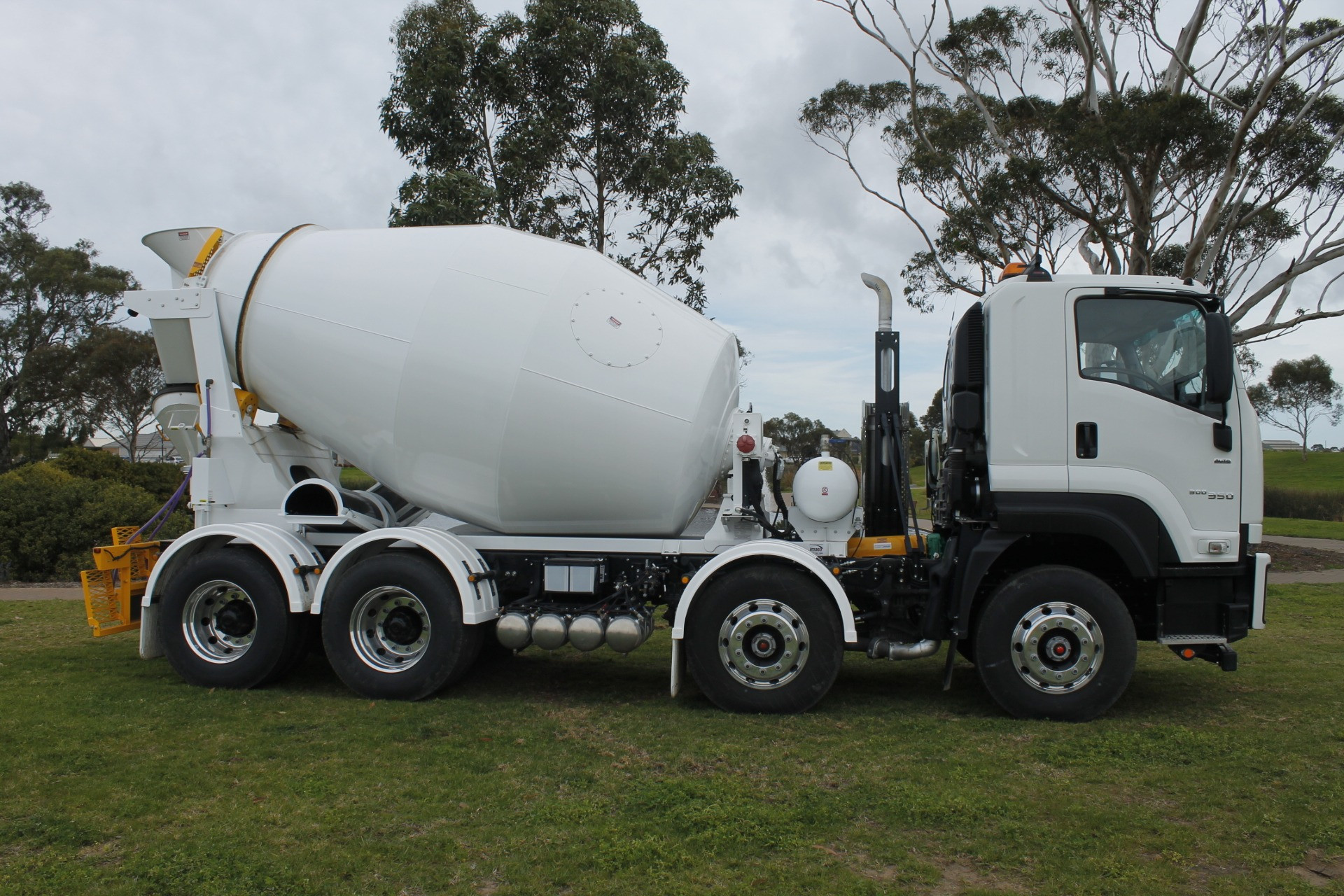 2018 ISUZU FYJ 300-350 RTG AUTO KYOKUTO AGITATOR TRUCK