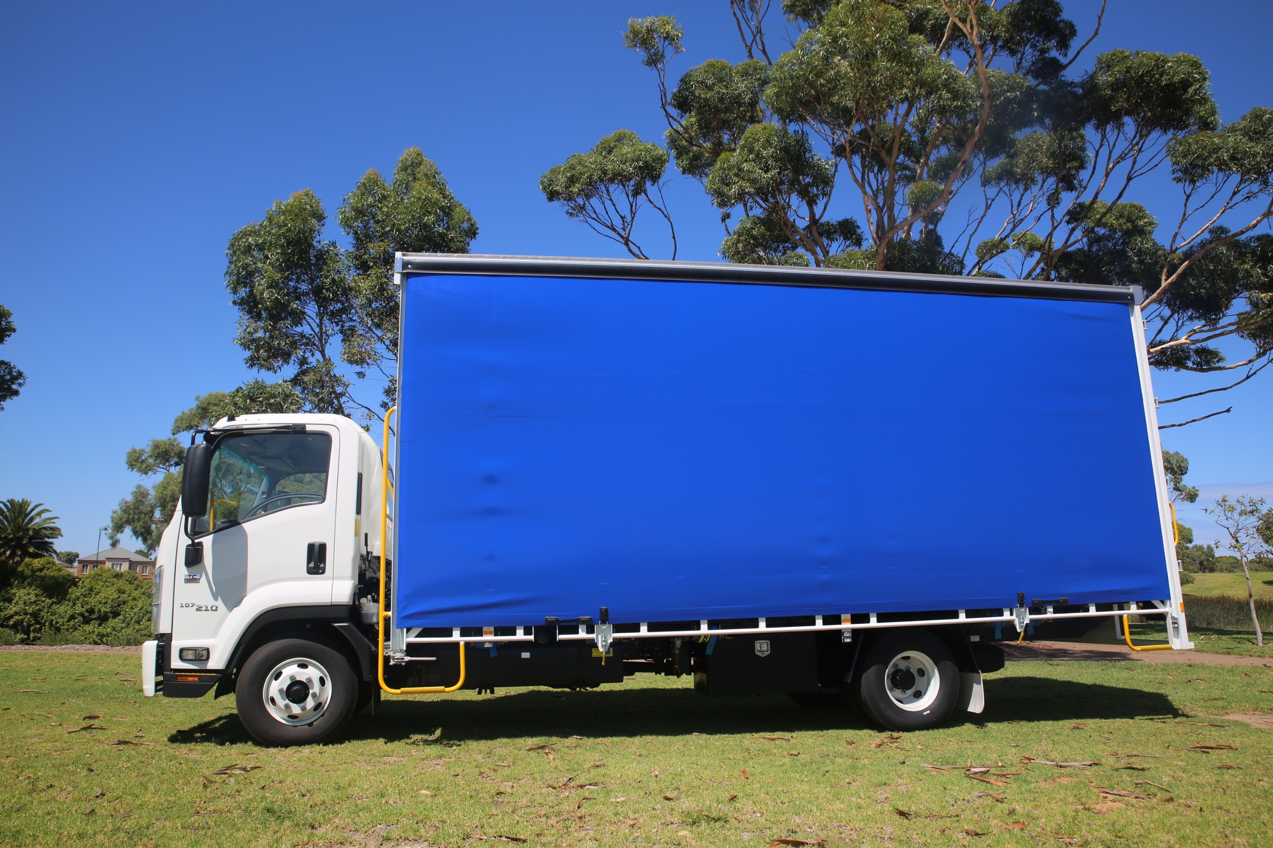 2021 ISUZU FRR 107-210 10 PALLET FREIGHTPACK URBAN AMT CURTAINSIDER