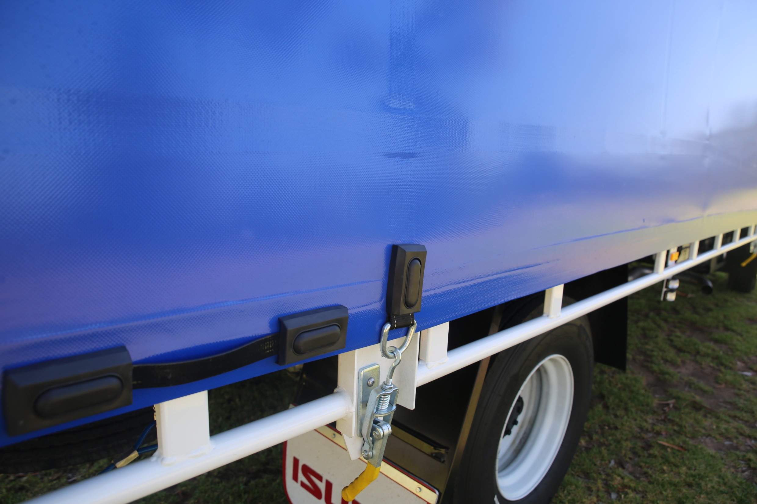 2021 ISUZU FRR 107-210 10 PALLET FREIGHTPACK URBAN AMT CURTAINSIDER