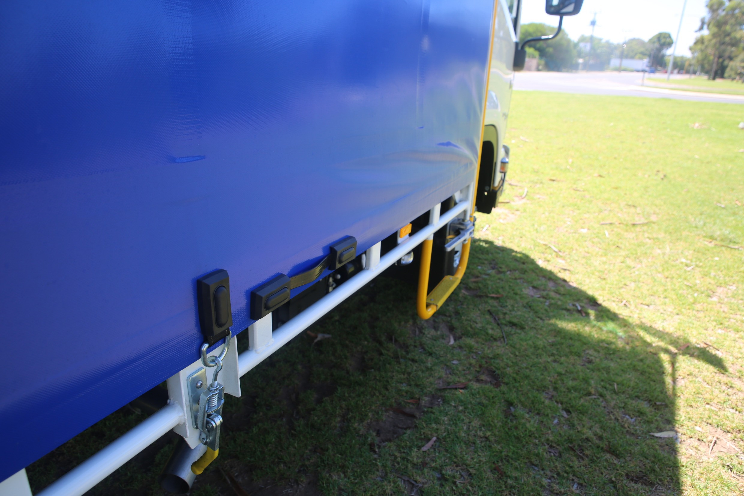 2021 ISUZU FRR 107-210 10 PALLET FREIGHTPACK URBAN AMT CURTAINSIDER