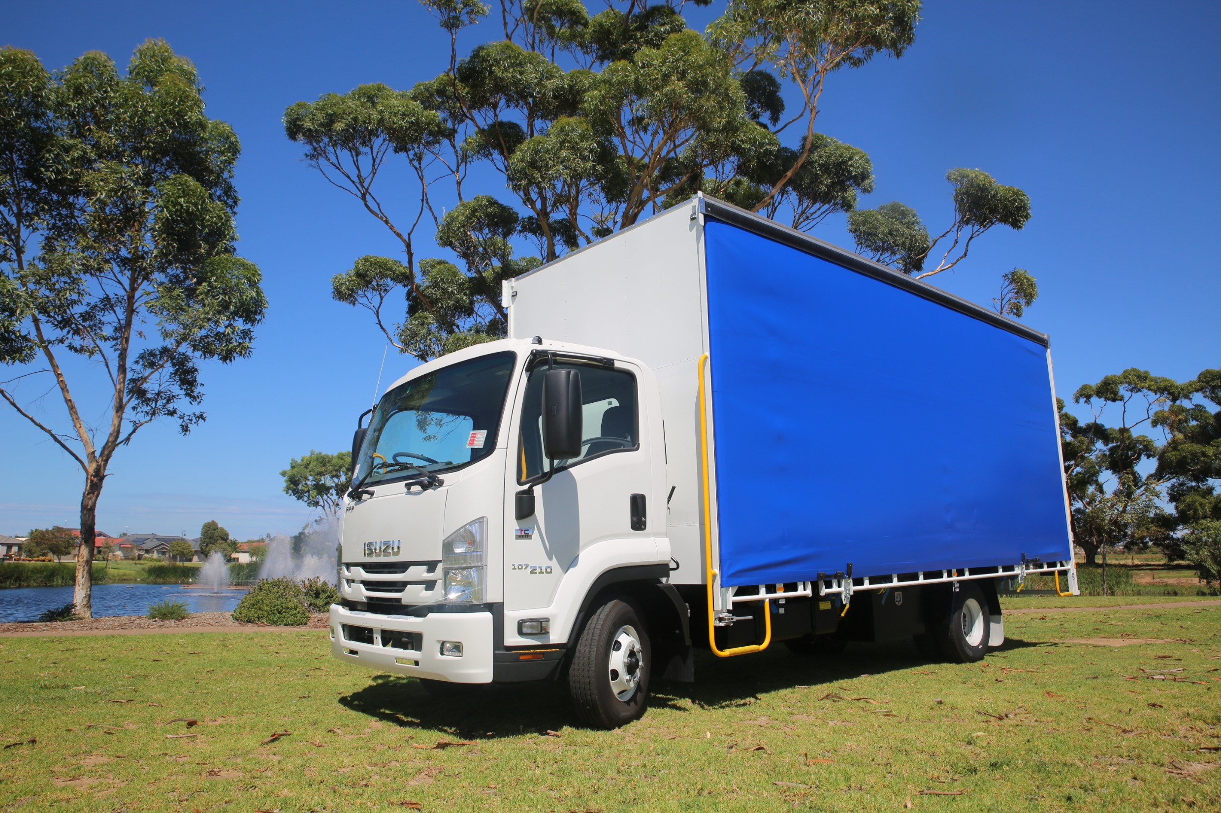 2021 ISUZU FRR 107-210 10 PALLET FREIGHTPACK URBAN AMT CURTAINSIDER