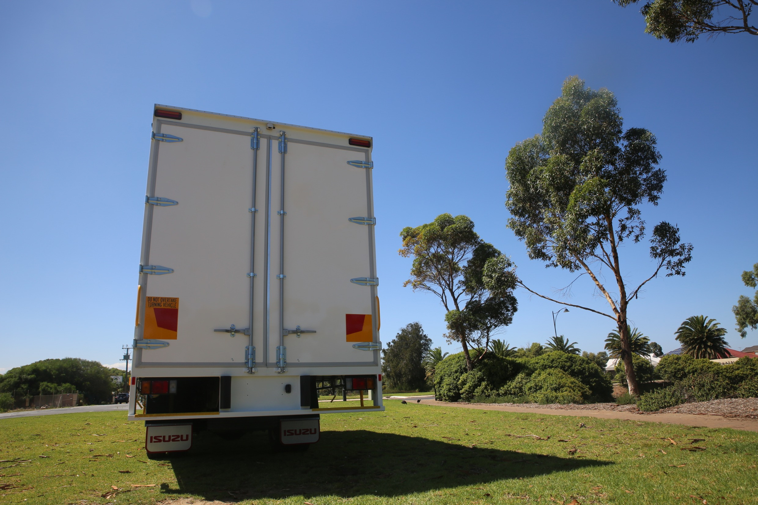 2021 ISUZU FRR 107-210 10 PALLET FREIGHTPACK URBAN AMT CURTAINSIDER
