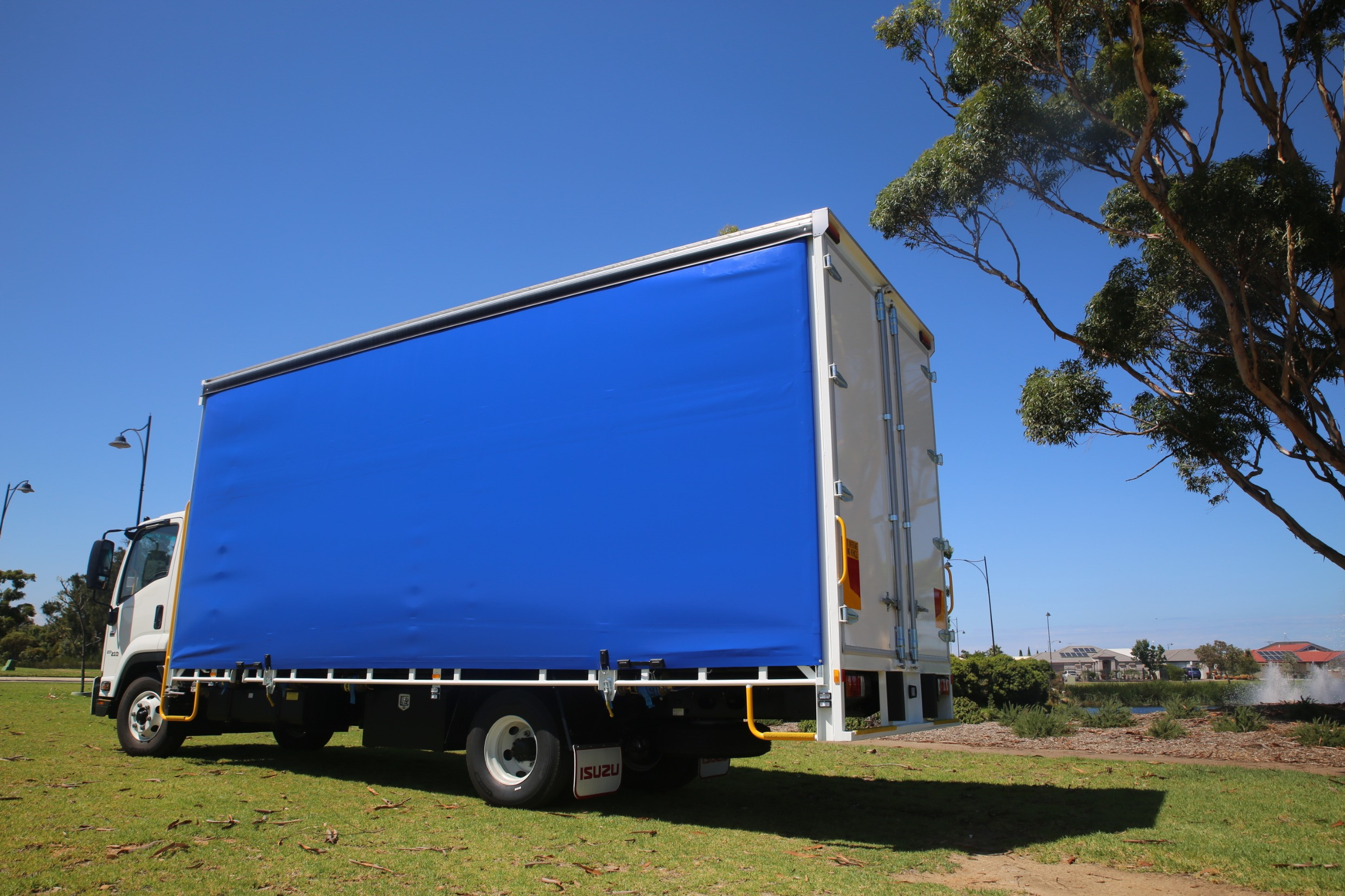 2021 ISUZU FRR 107-210 10 PALLET FREIGHTPACK URBAN AMT CURTAINSIDER