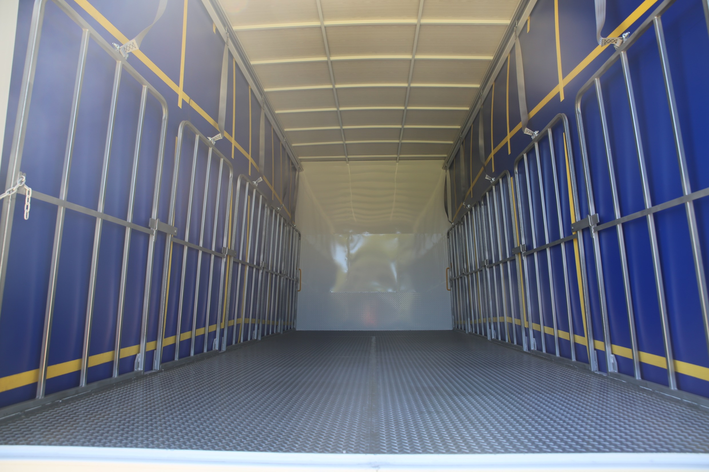 2021 ISUZU FRR 107-210 10 PALLET FREIGHTPACK URBAN AMT CURTAINSIDER