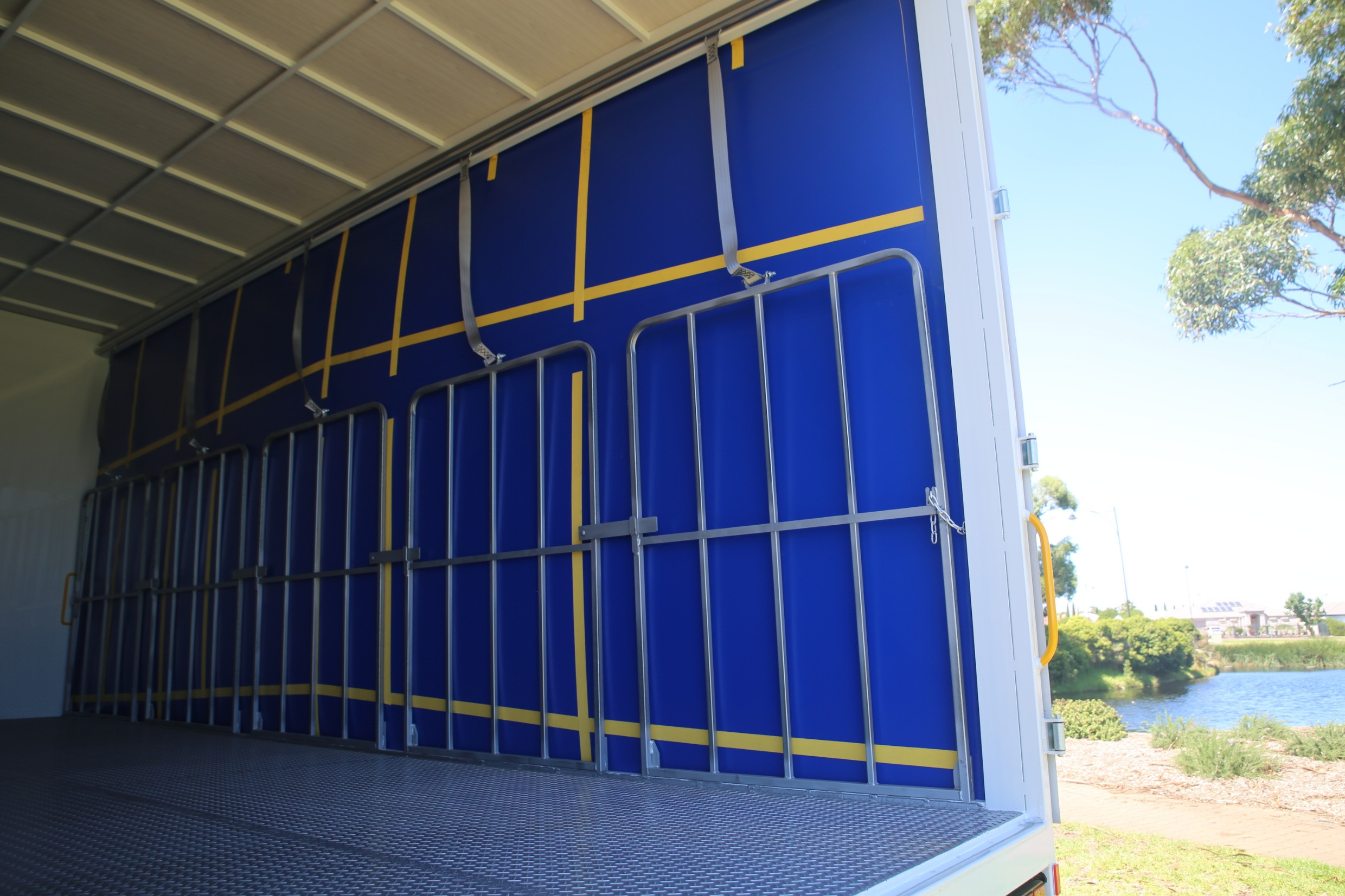2021 ISUZU FRR 107-210 10 PALLET FREIGHTPACK URBAN AMT CURTAINSIDER