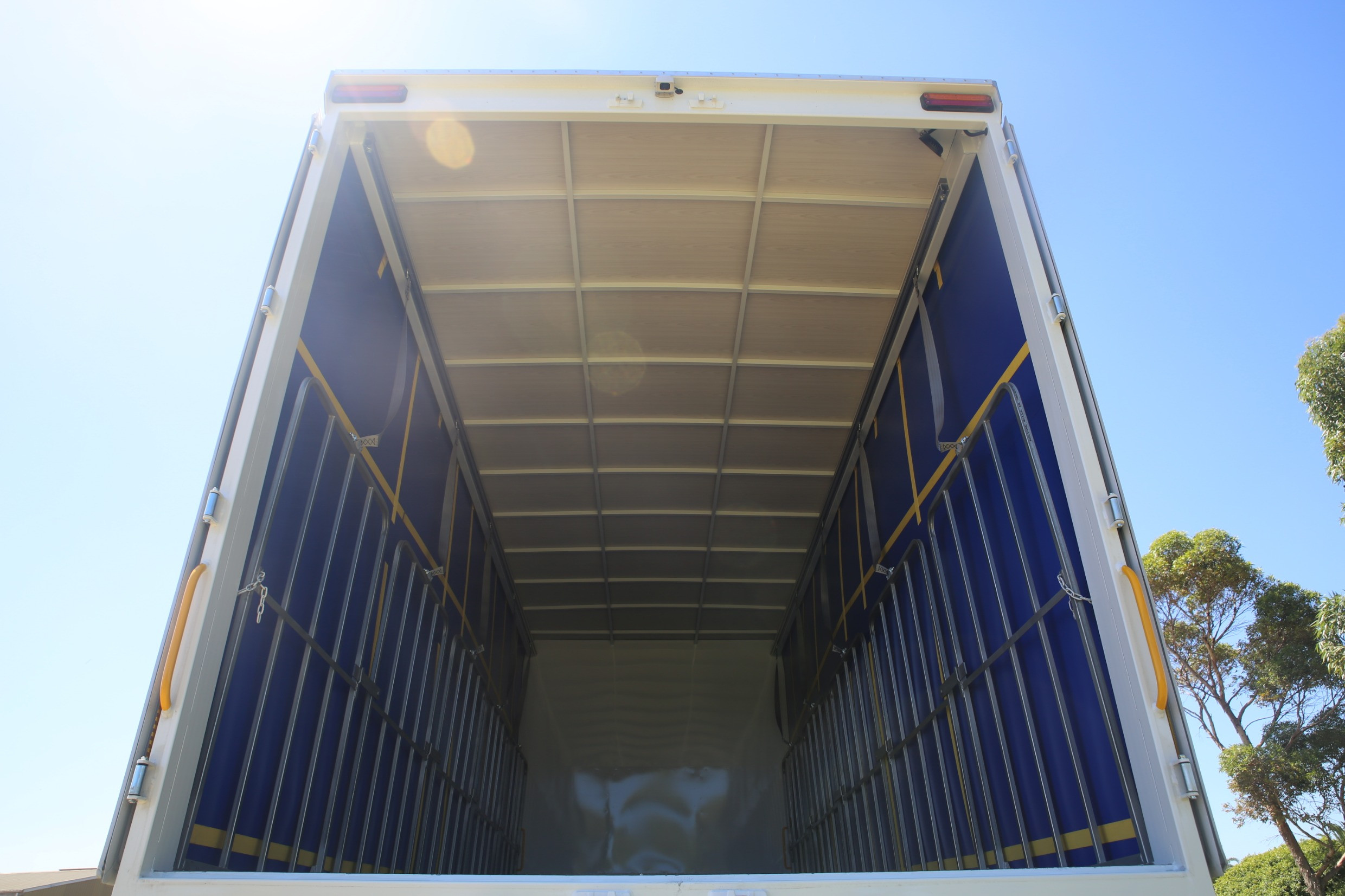 2021 ISUZU FRR 107-210 10 PALLET FREIGHTPACK URBAN AMT CURTAINSIDER