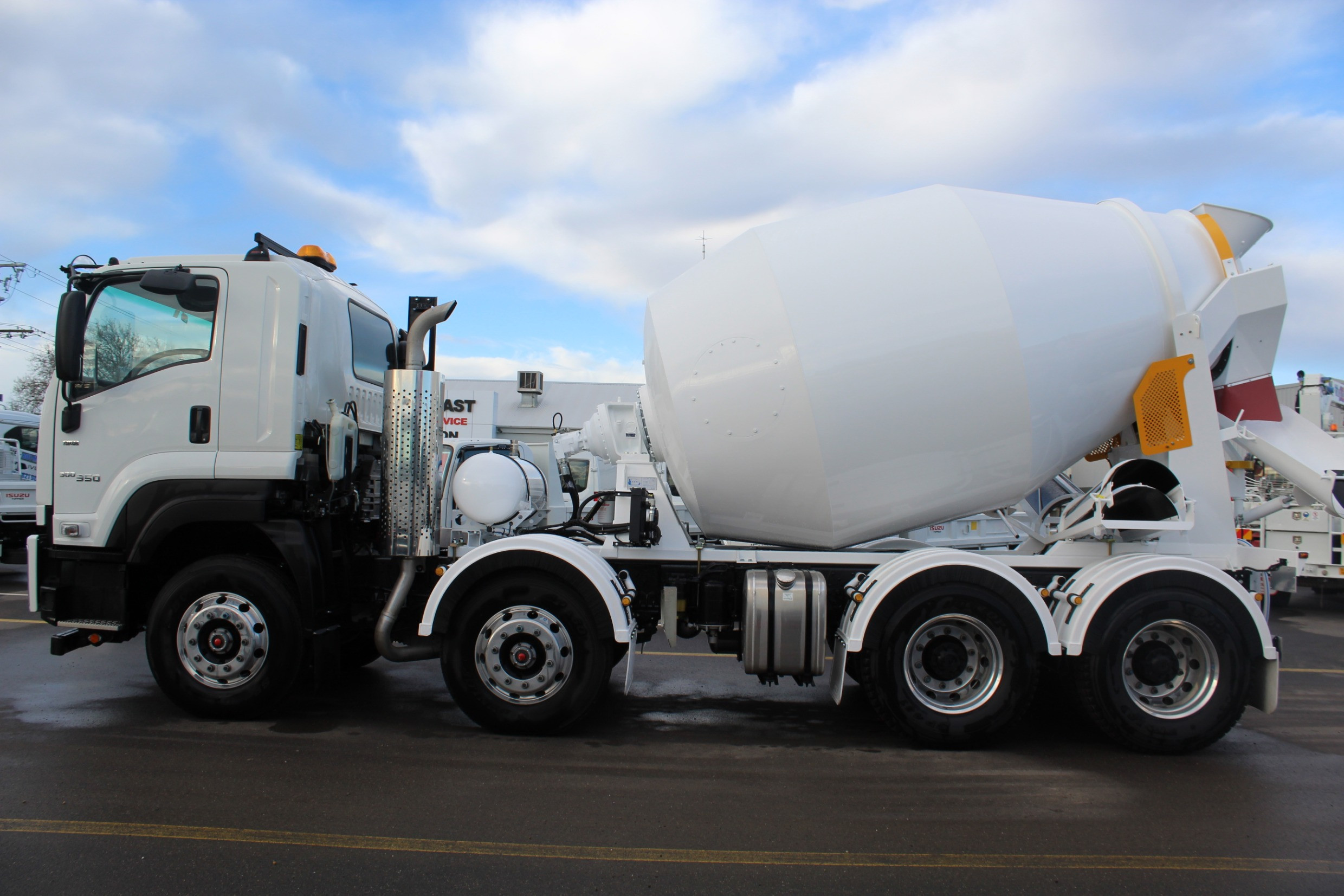 2023 ISUZU FYJ 300-350 AUTOMATIC CONCRETE AGITATOR