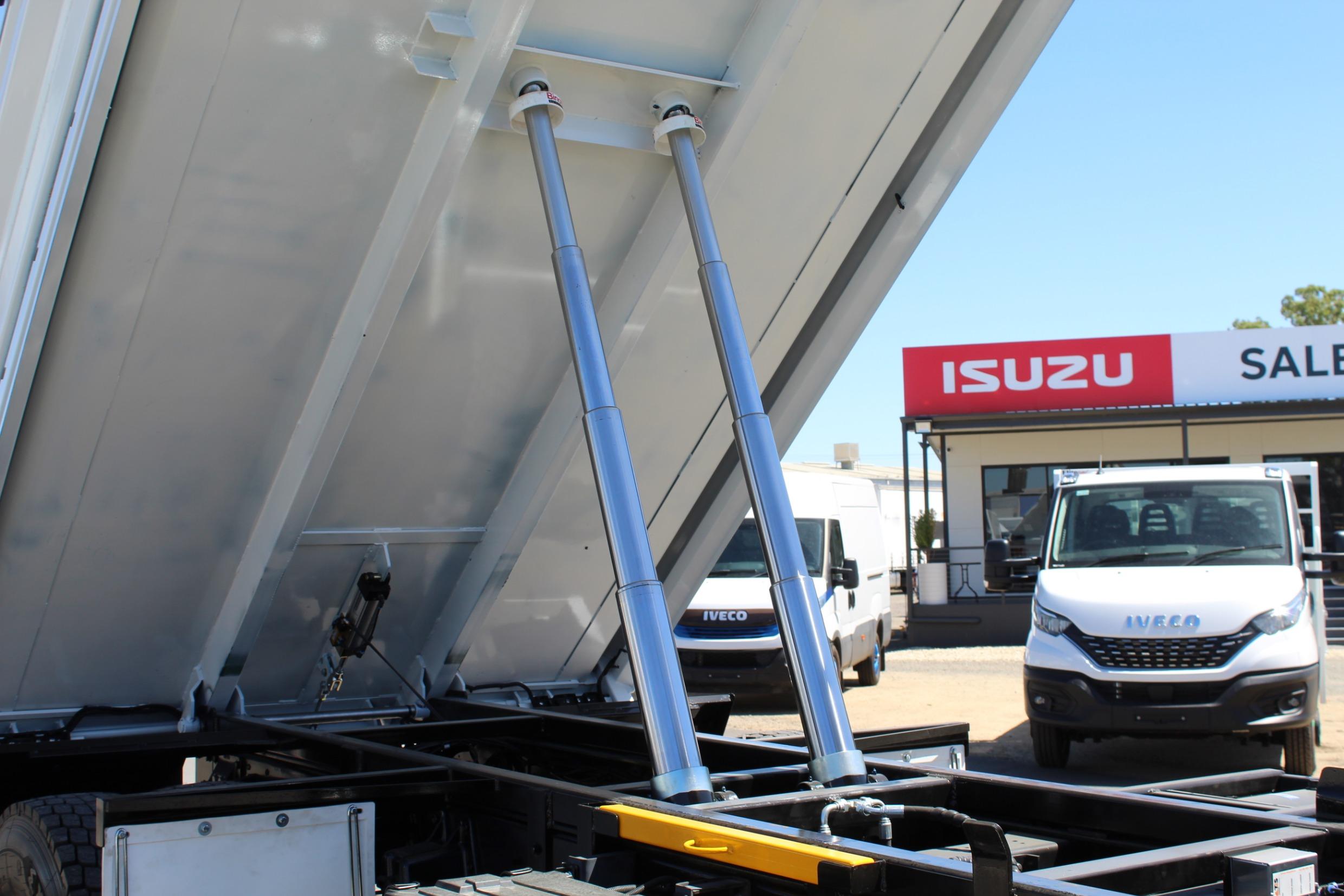 ISUZU TRUCK TIPPER
