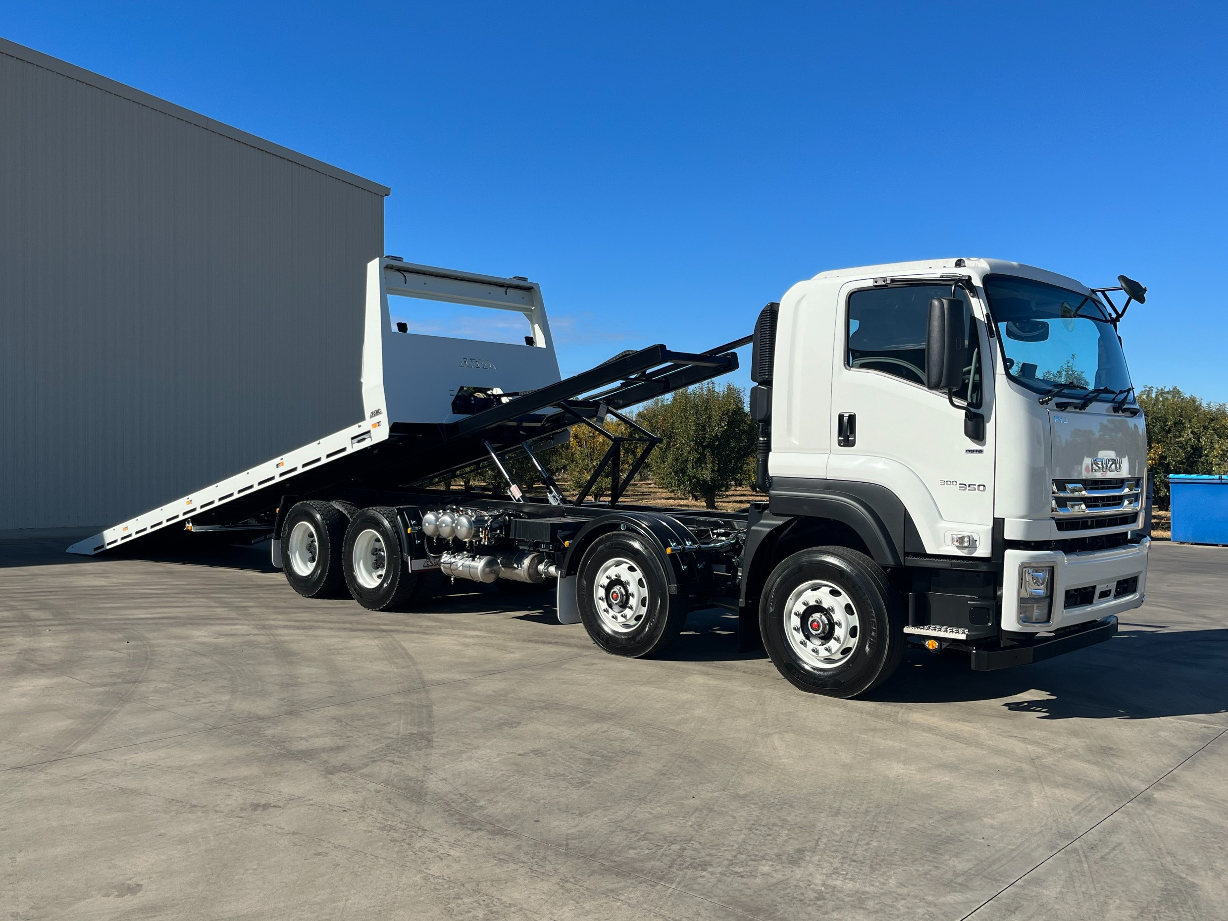 2025 ISUZU FYJ 300-350 LWB AUTOMATIC TILT TRAY