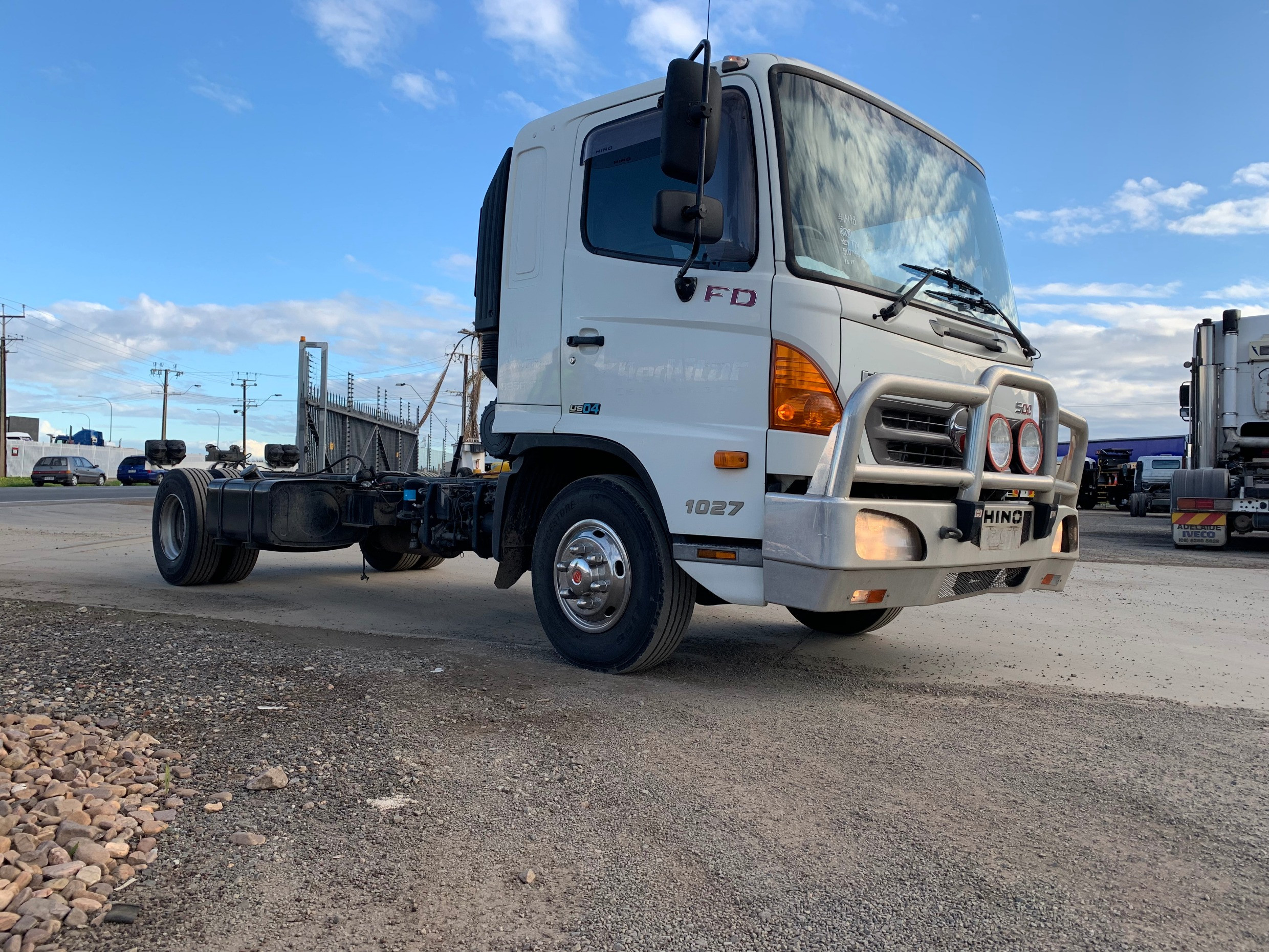 2009 HINO FD 1027-500 SERIES MANUAL CAB CHASSIS