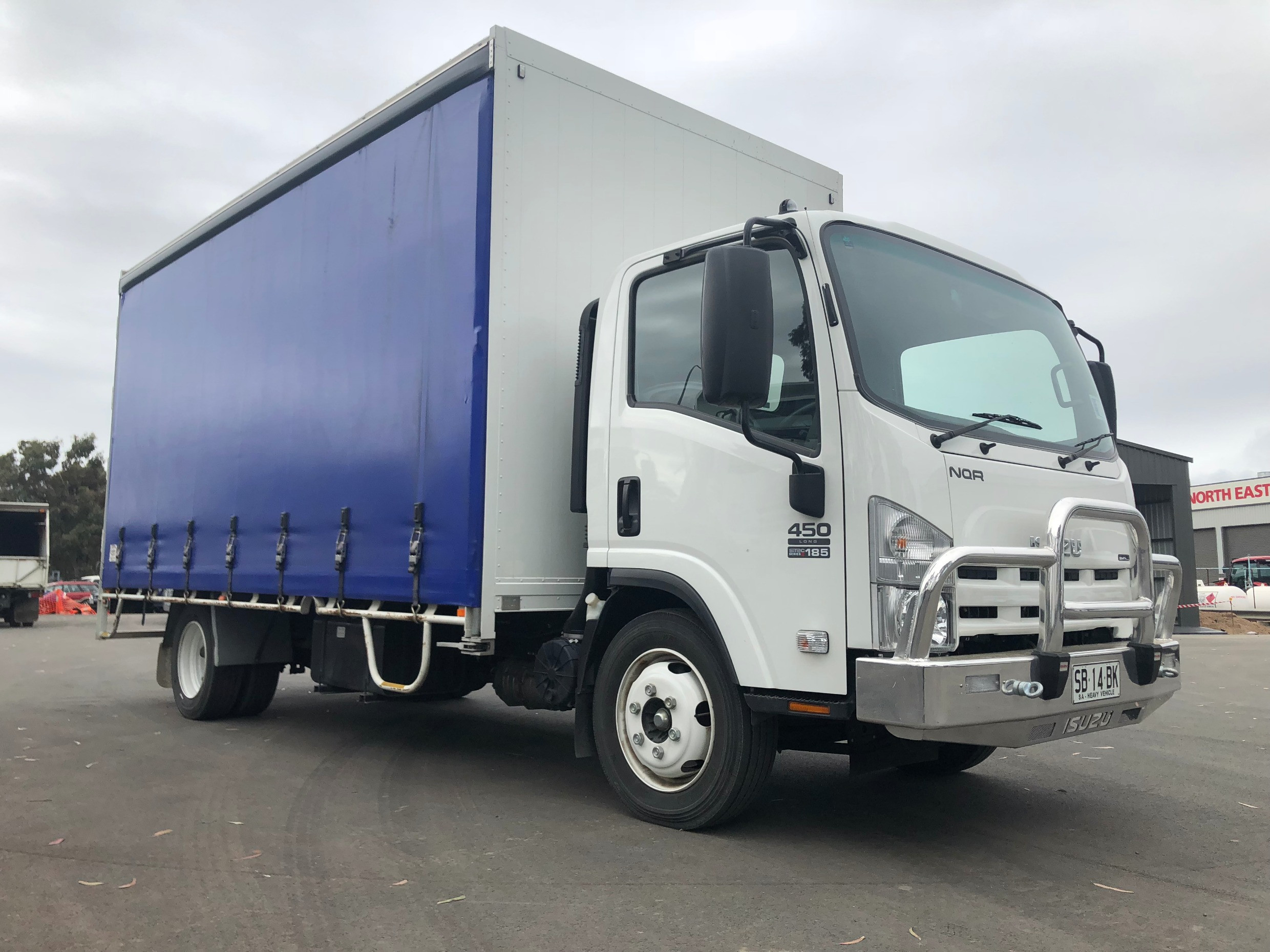 2008 ISUZU NQR450 ** VERY LOW KM'S ** 8 PALLET TRUCK MANUAL CURTAINSIDER
