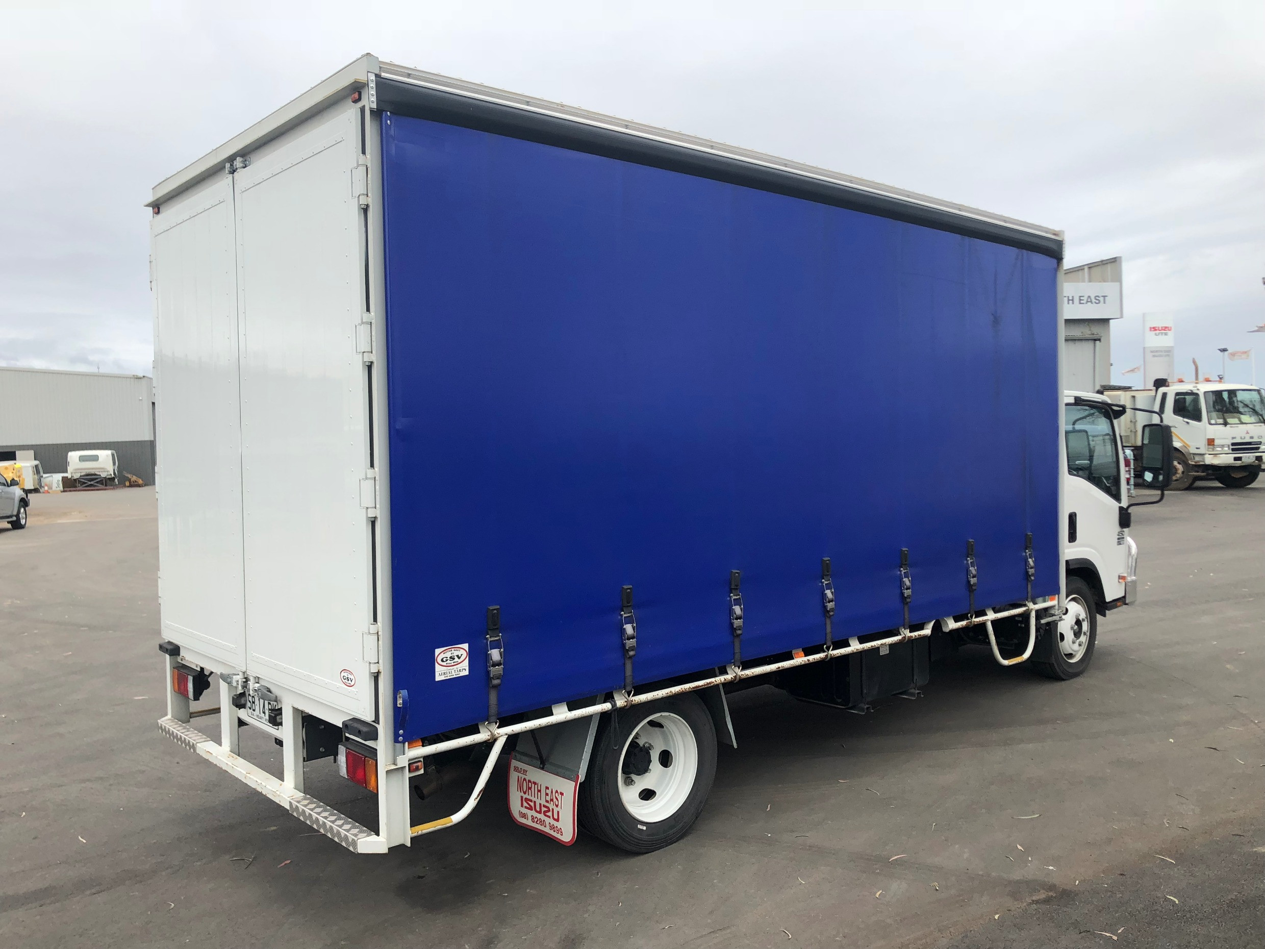 2008 ISUZU NQR450 ** VERY LOW KM'S ** 8 PALLET TRUCK MANUAL CURTAINSIDER