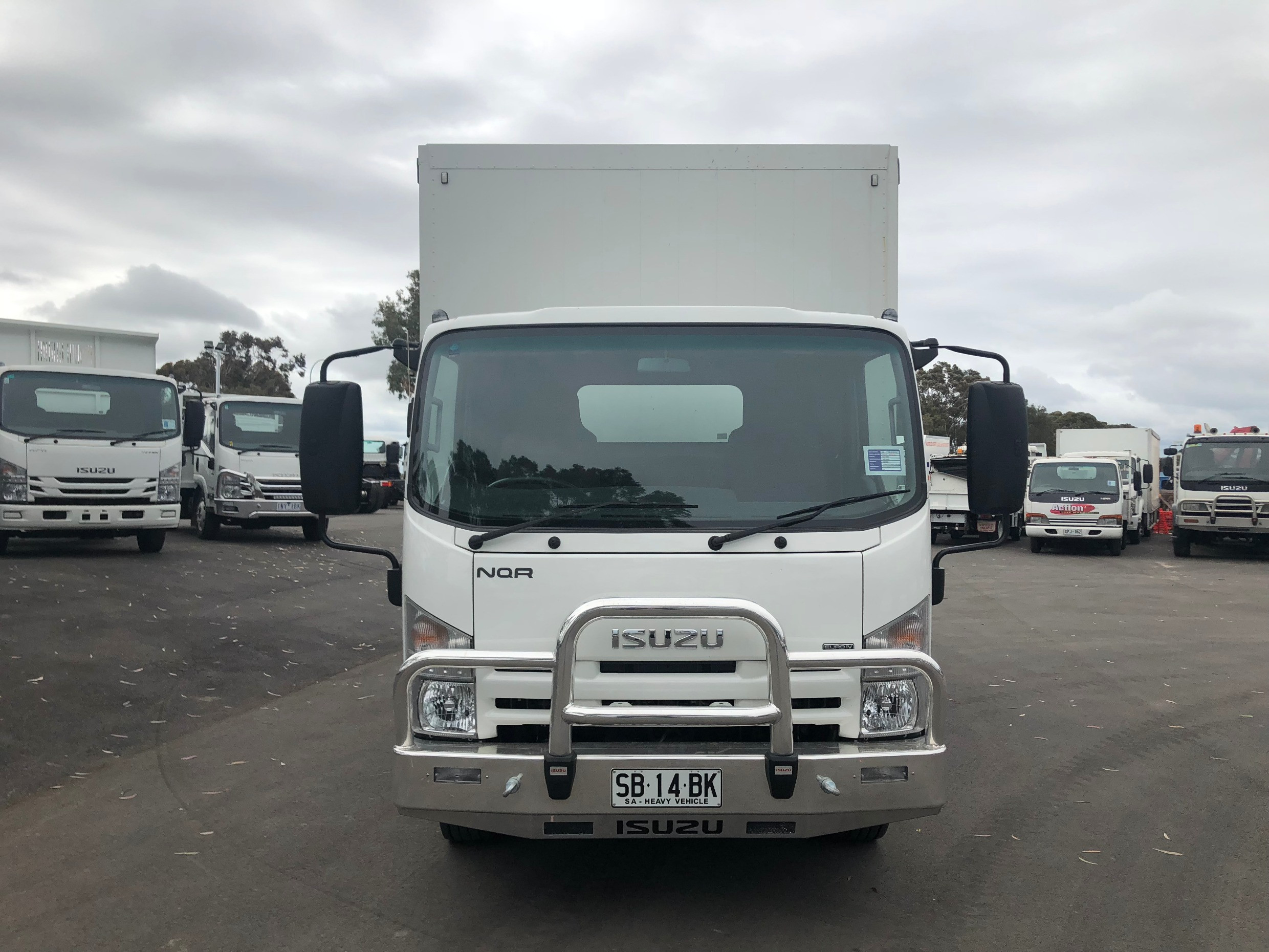 2008 ISUZU NQR450 ** VERY LOW KM'S ** 8 PALLET TRUCK MANUAL CURTAINSIDER