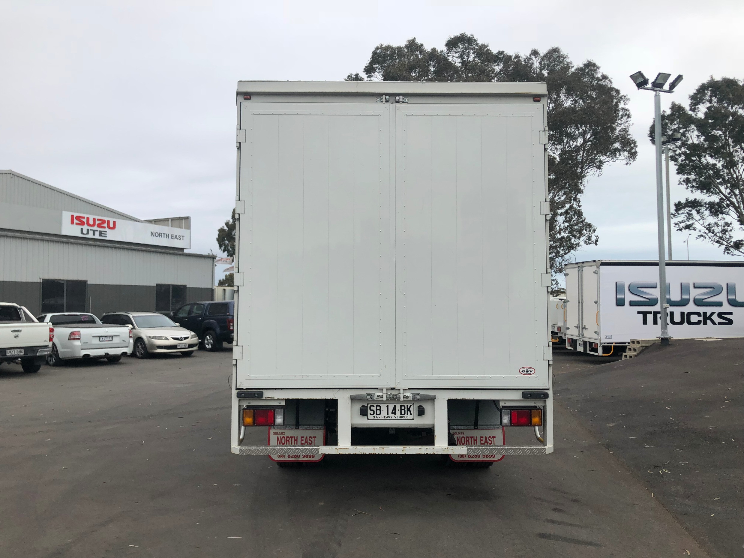 2008 ISUZU NQR450 ** VERY LOW KM'S ** 8 PALLET TRUCK MANUAL CURTAINSIDER